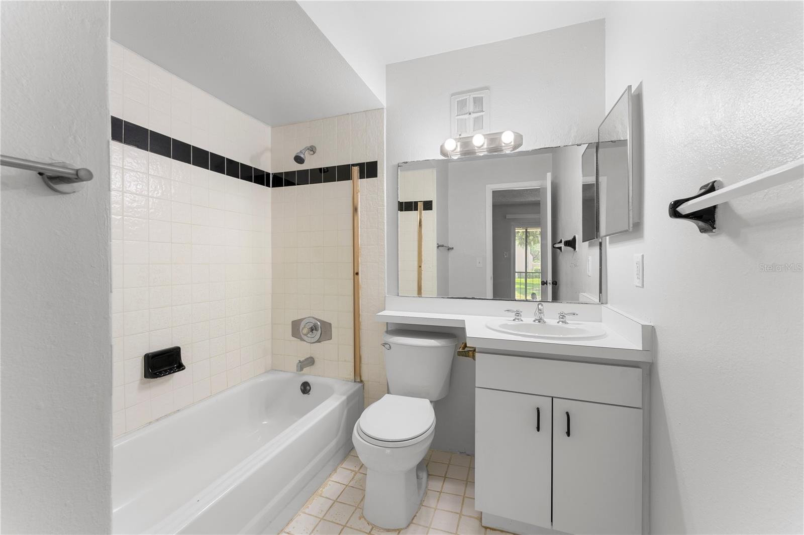 818 PARK LAKE CIR #10