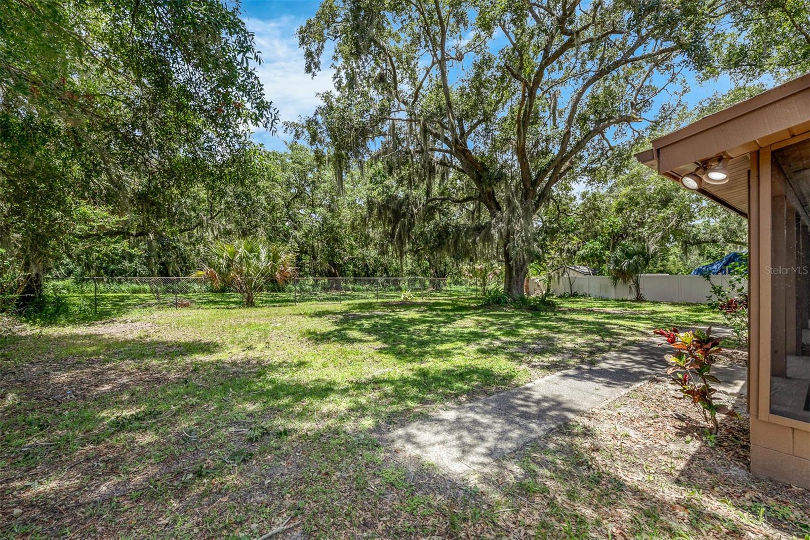 525 GARDEN HEIGHTS DR