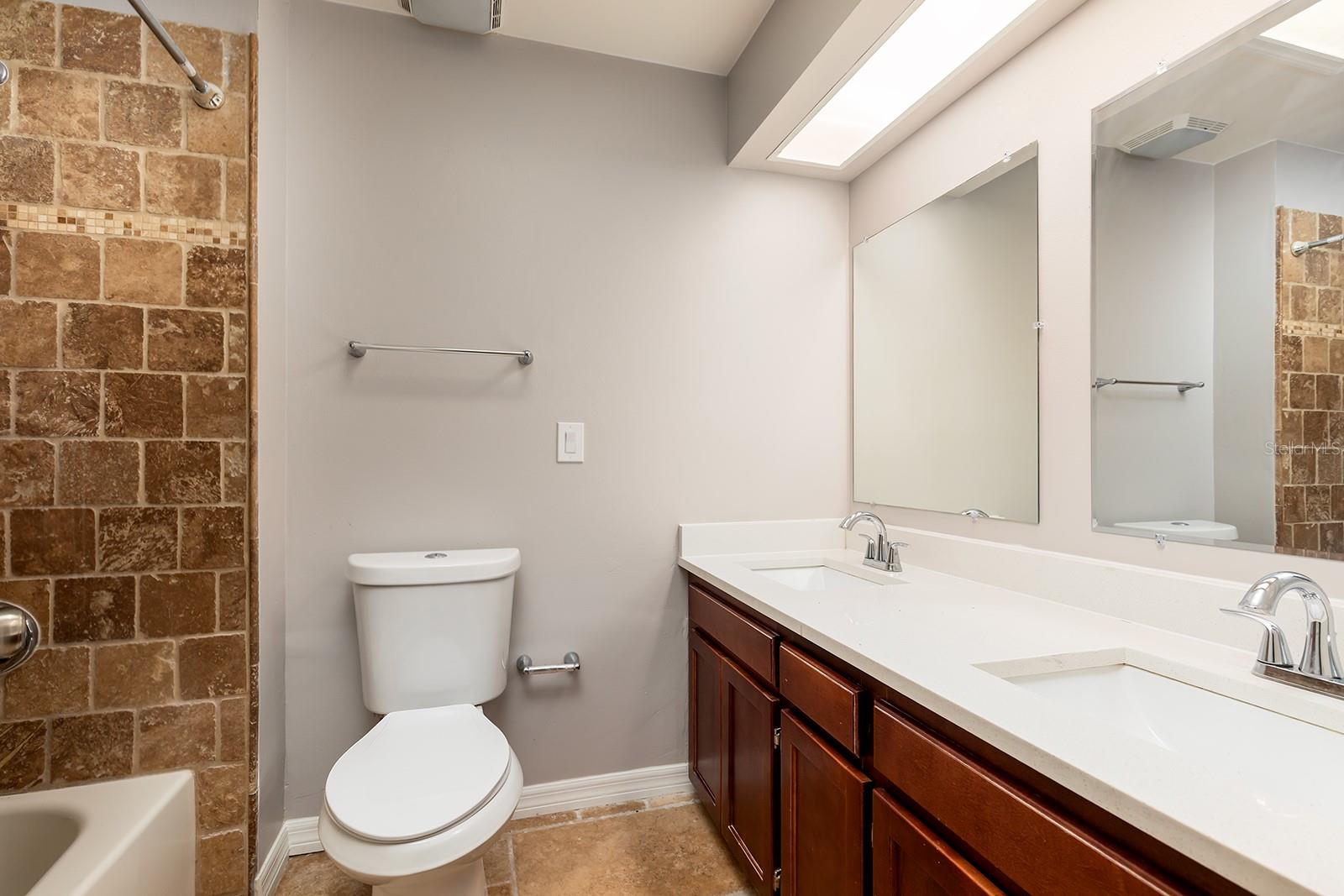 215 CANTERCLUB TRL