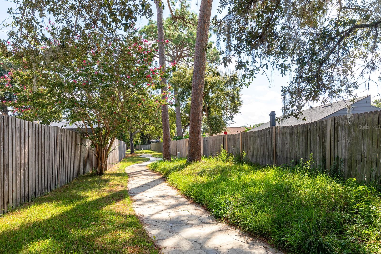 215 CANTERCLUB TRL