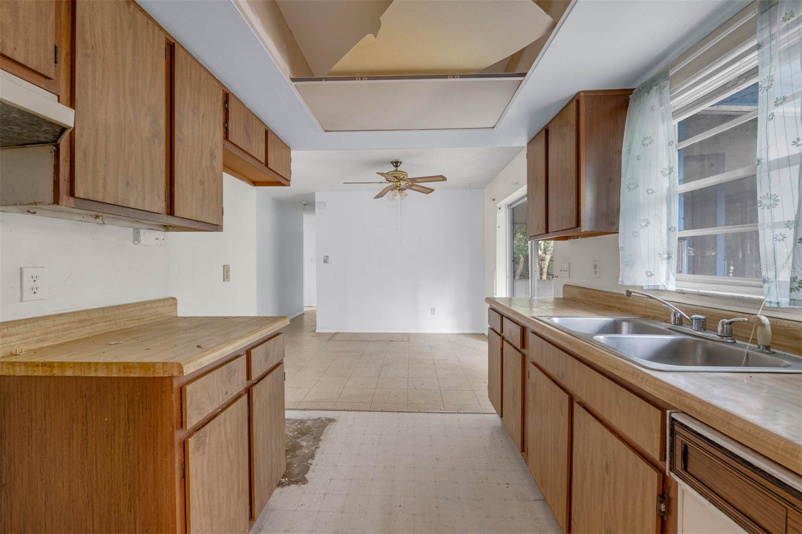 881 KIMBALL DR