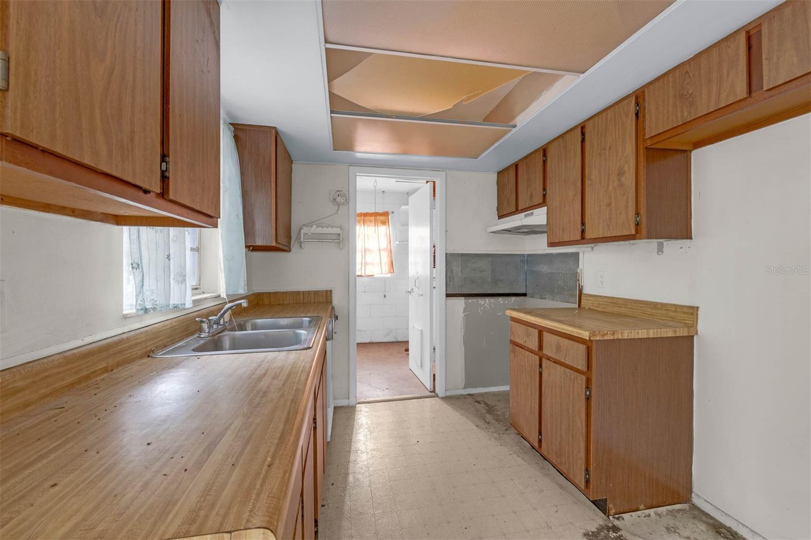 881 KIMBALL DR