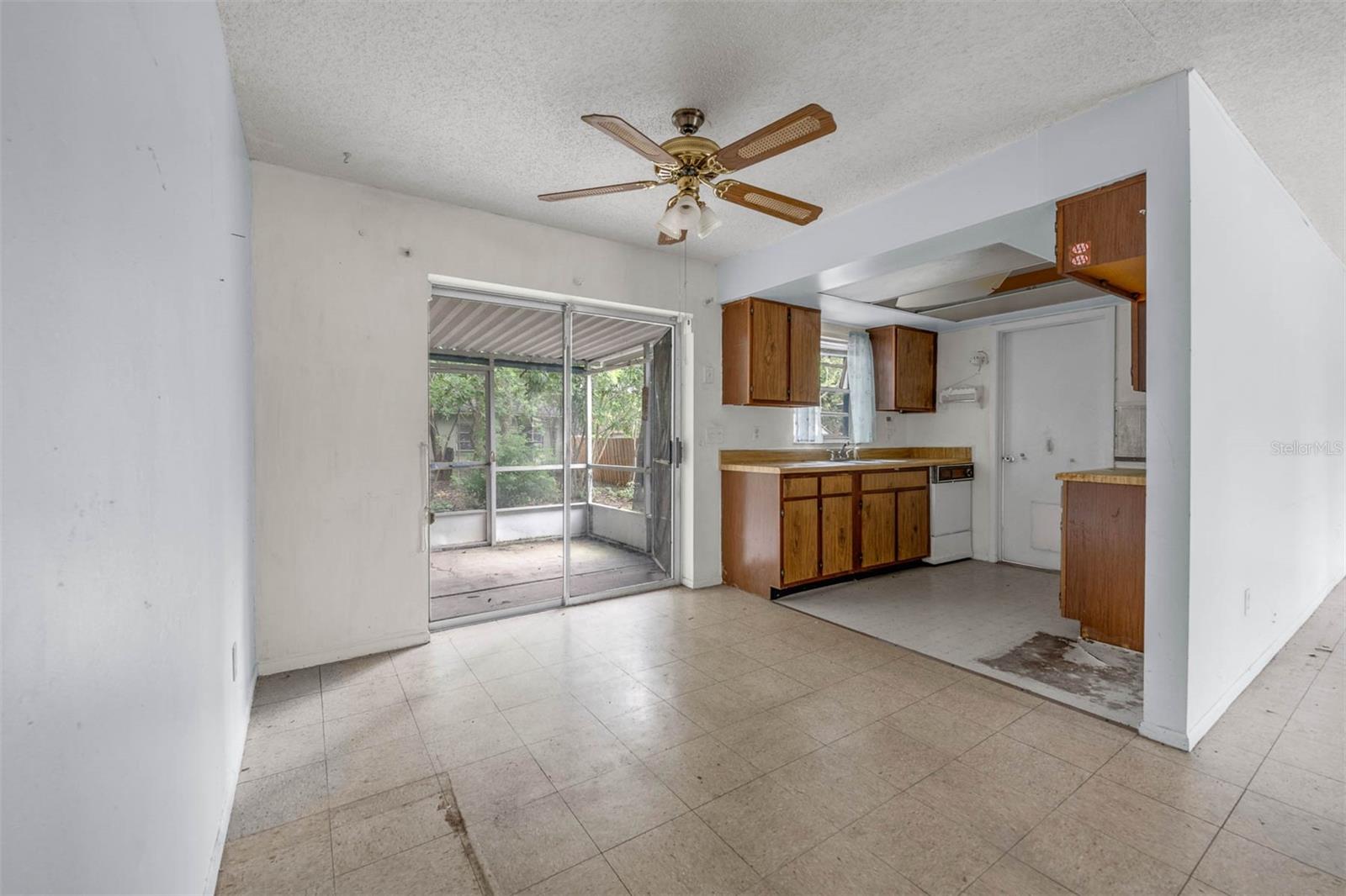 881 KIMBALL DR