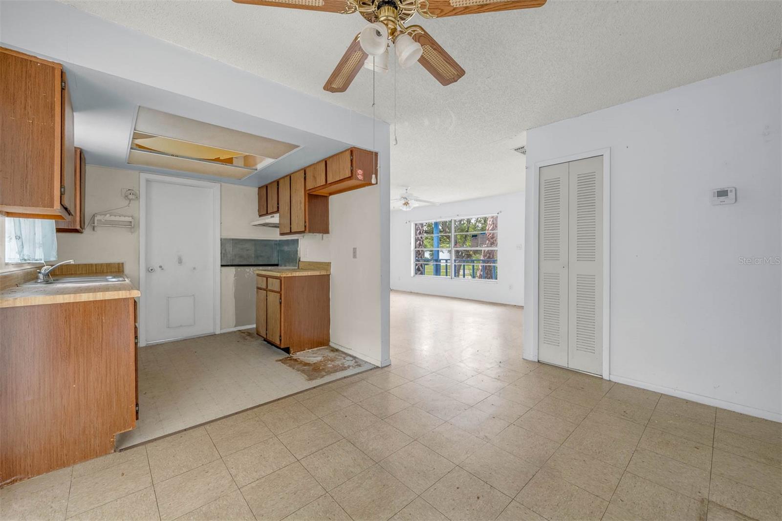 881 KIMBALL DR