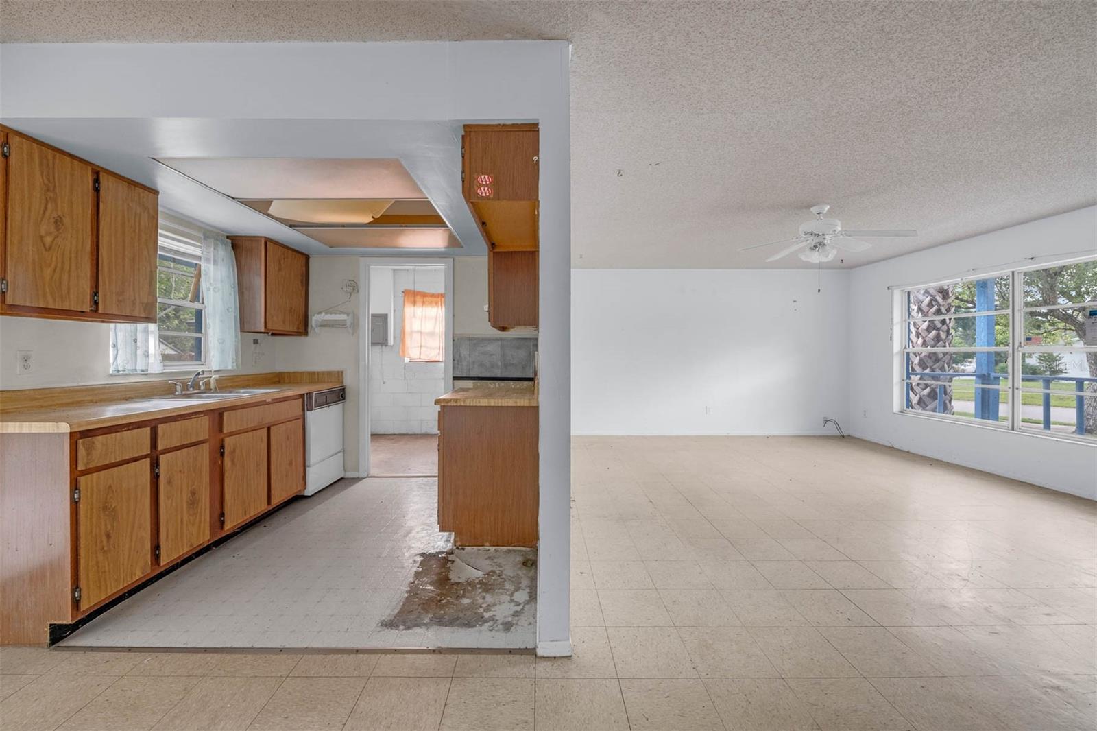 881 KIMBALL DR