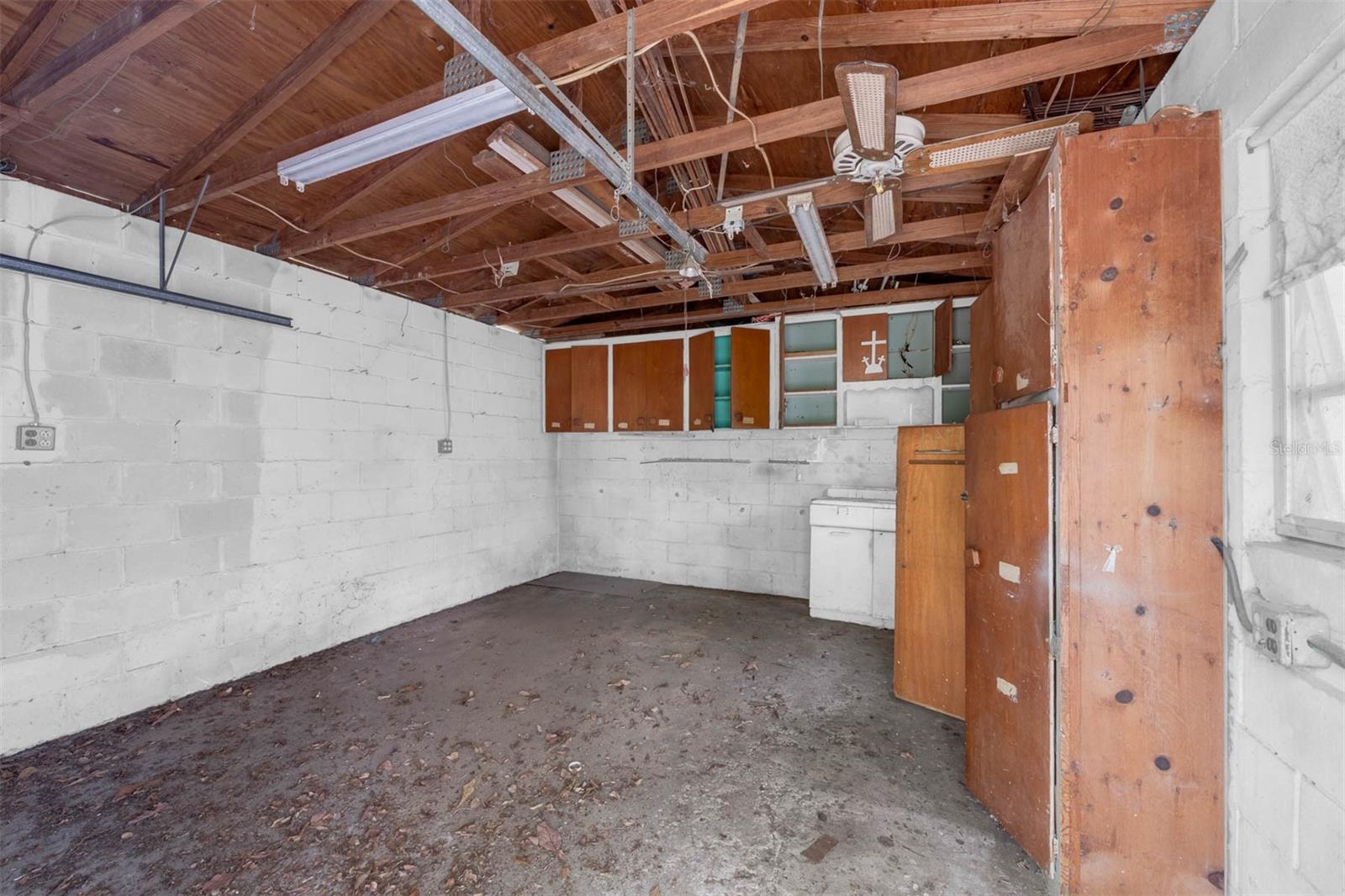 881 KIMBALL DR
