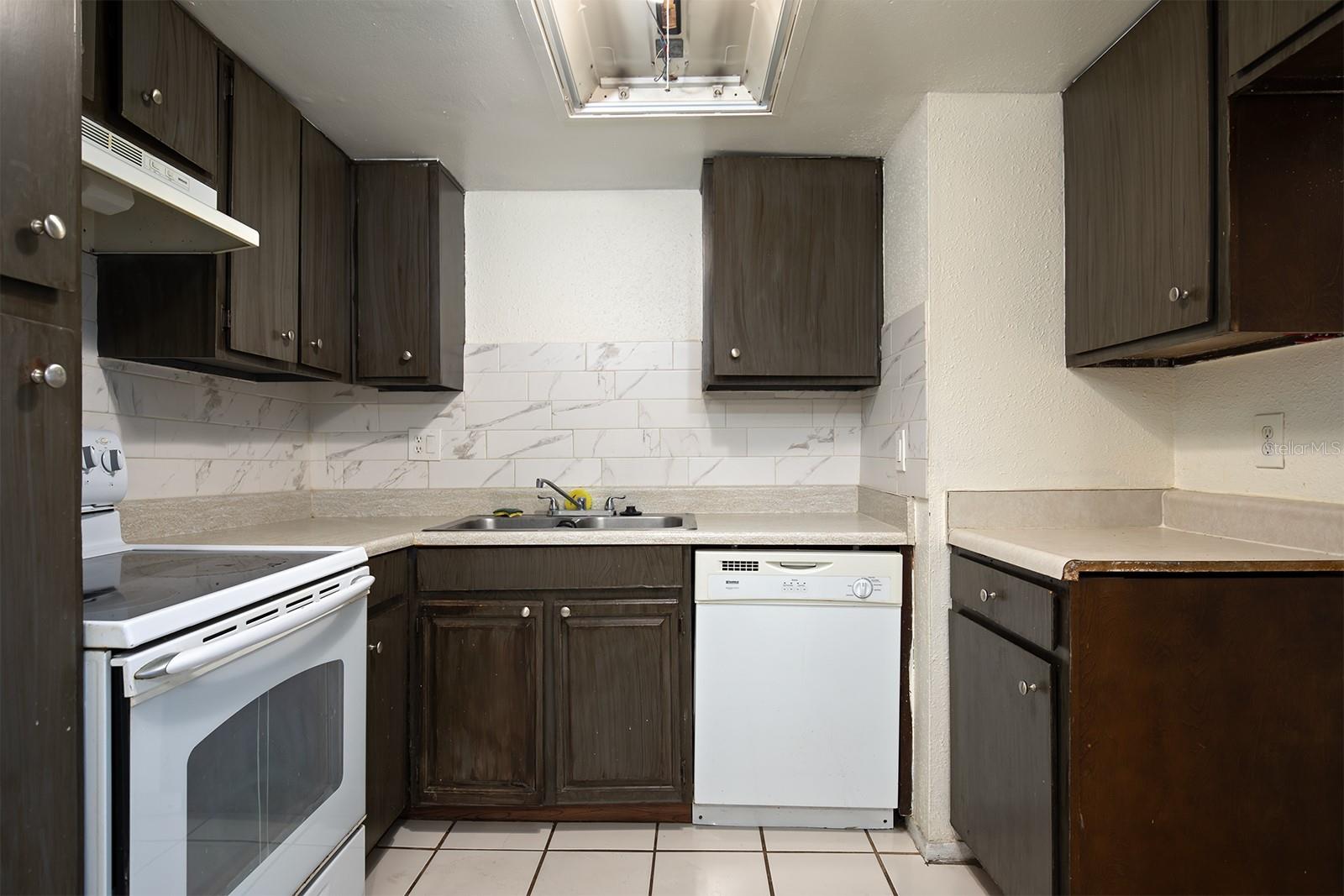 954 LAKE DESTINY RD #H