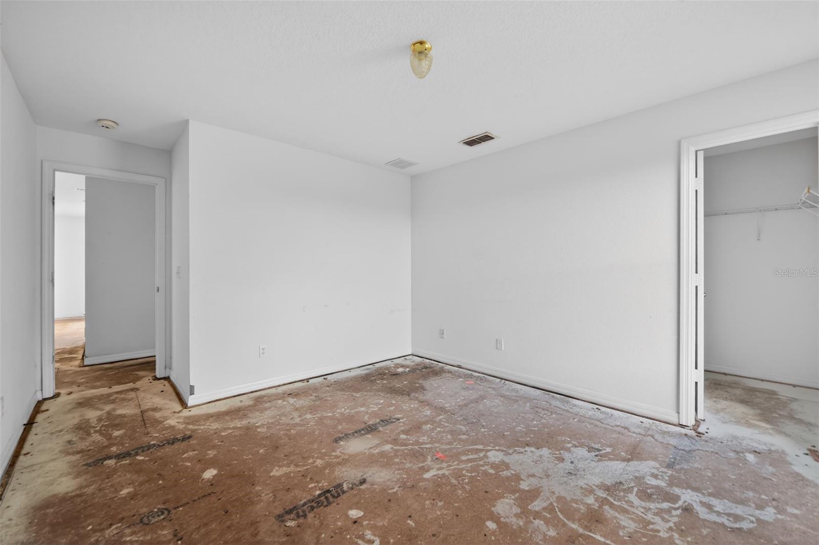 512 FLOWER FIELDS LN