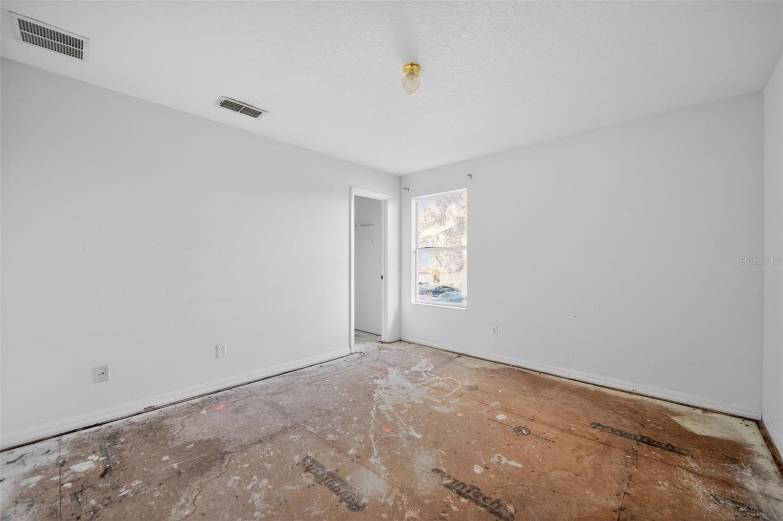 512 FLOWER FIELDS LN