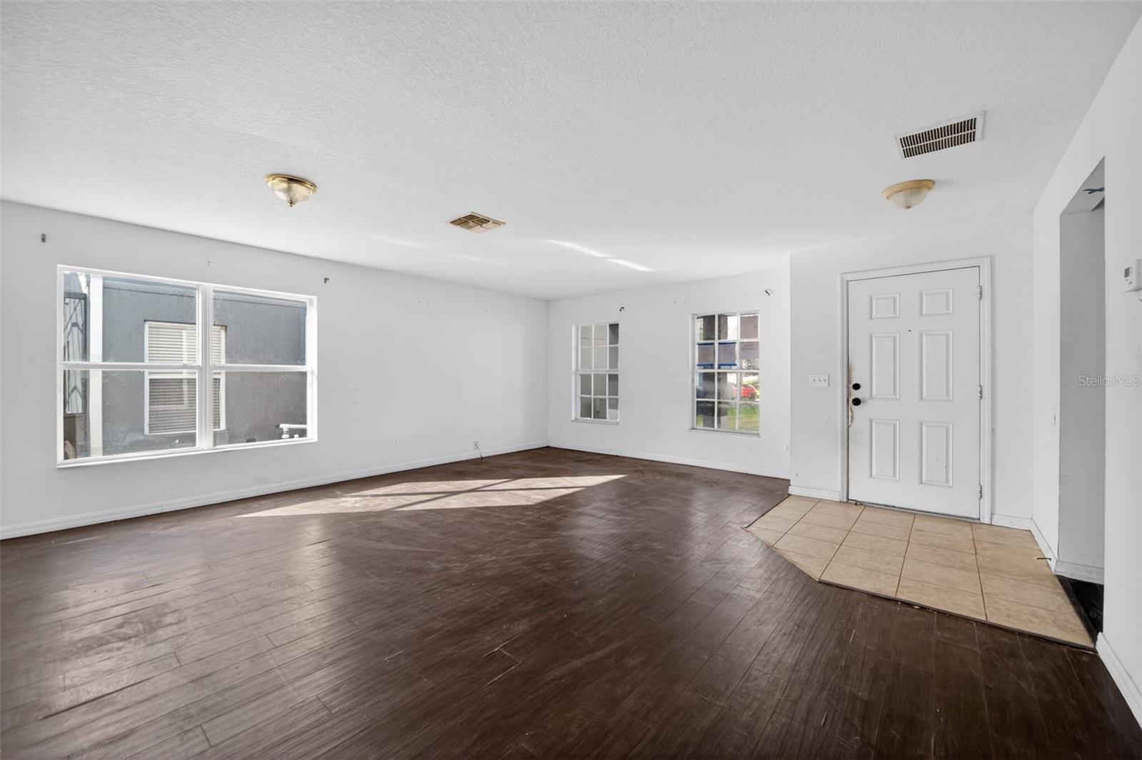 512 FLOWER FIELDS LN