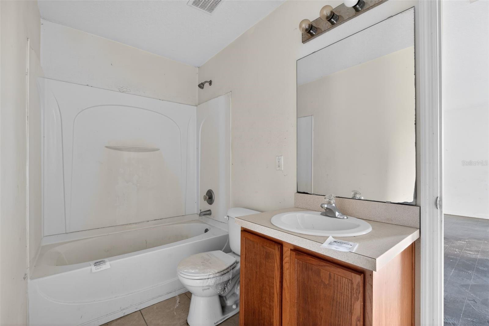 512 FLOWER FIELDS LN