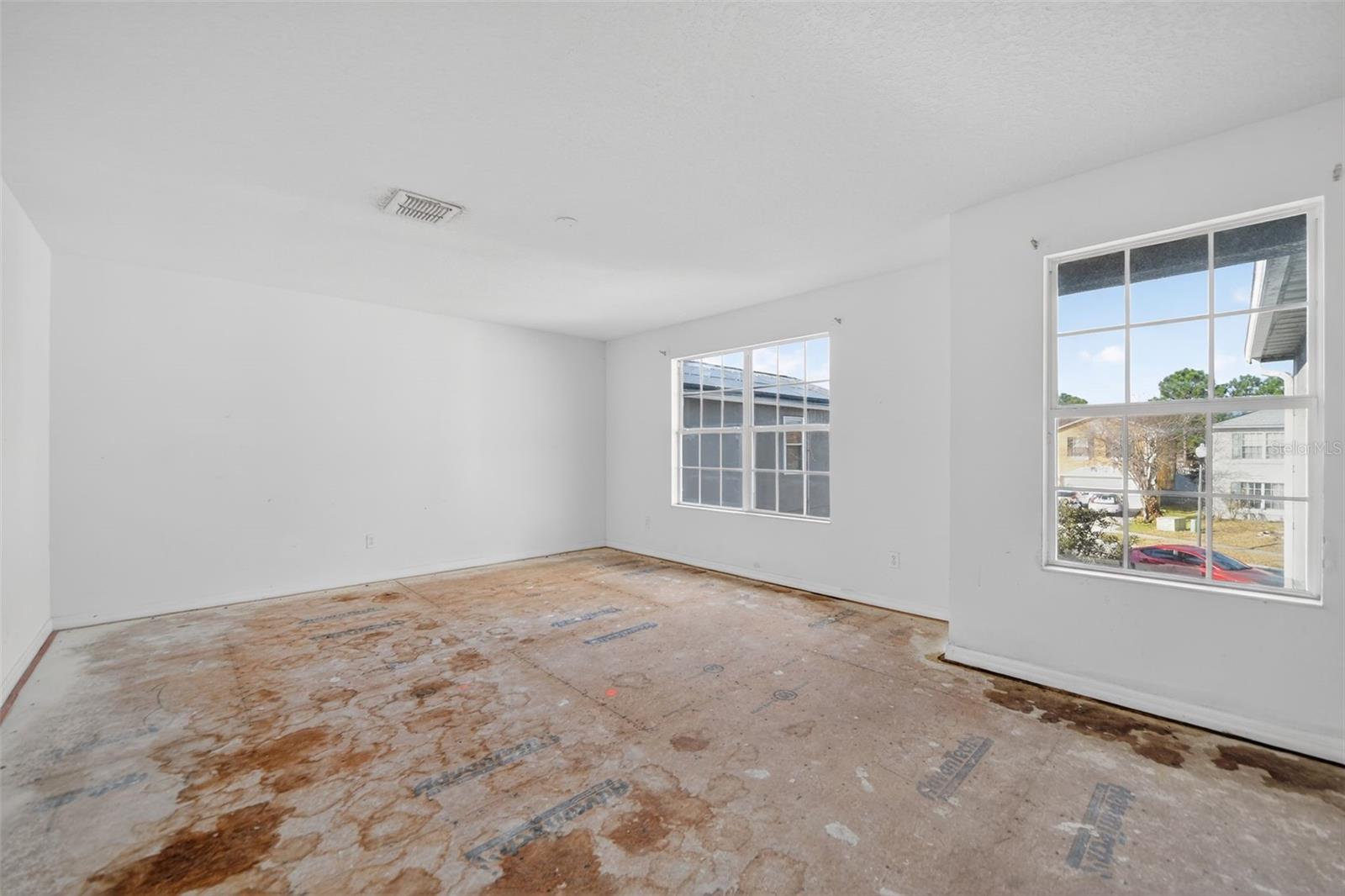 512 FLOWER FIELDS LN