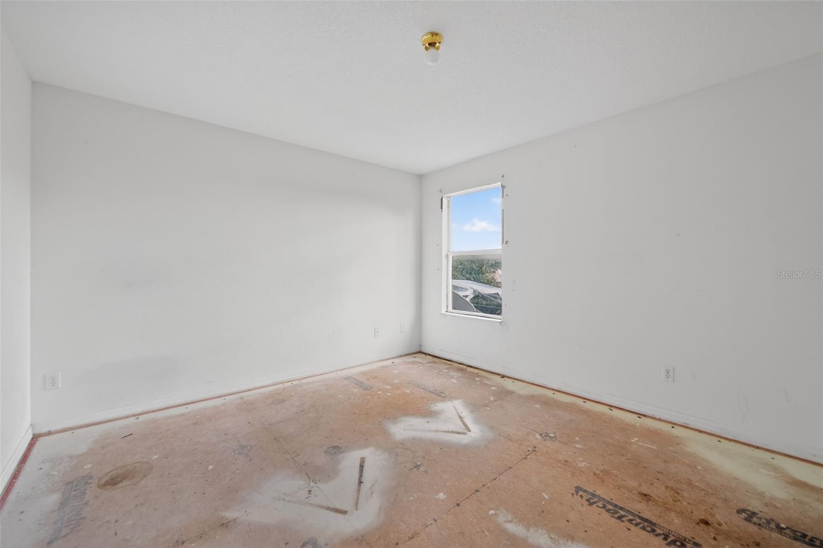 512 FLOWER FIELDS LN