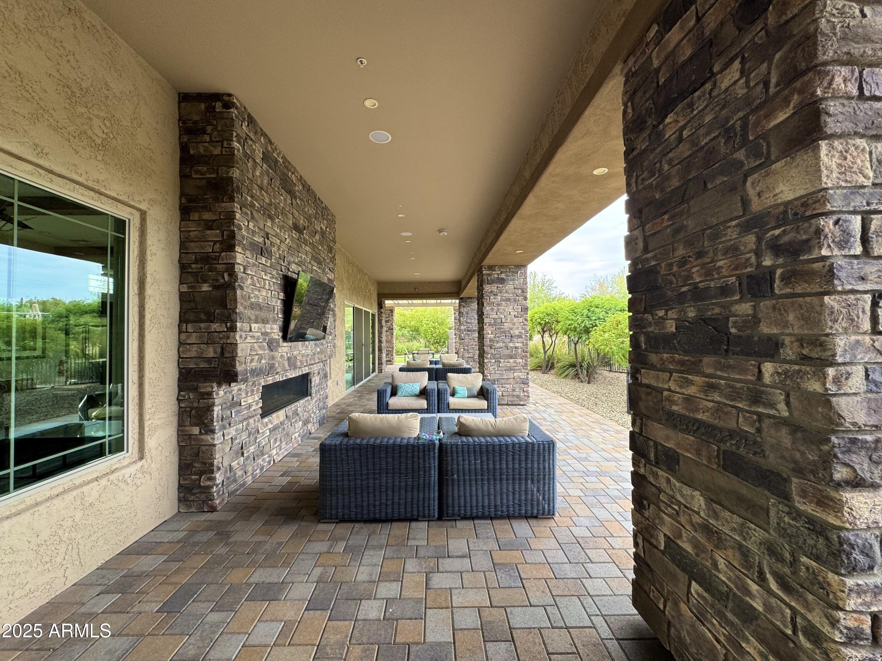 4511 E WALTER Way