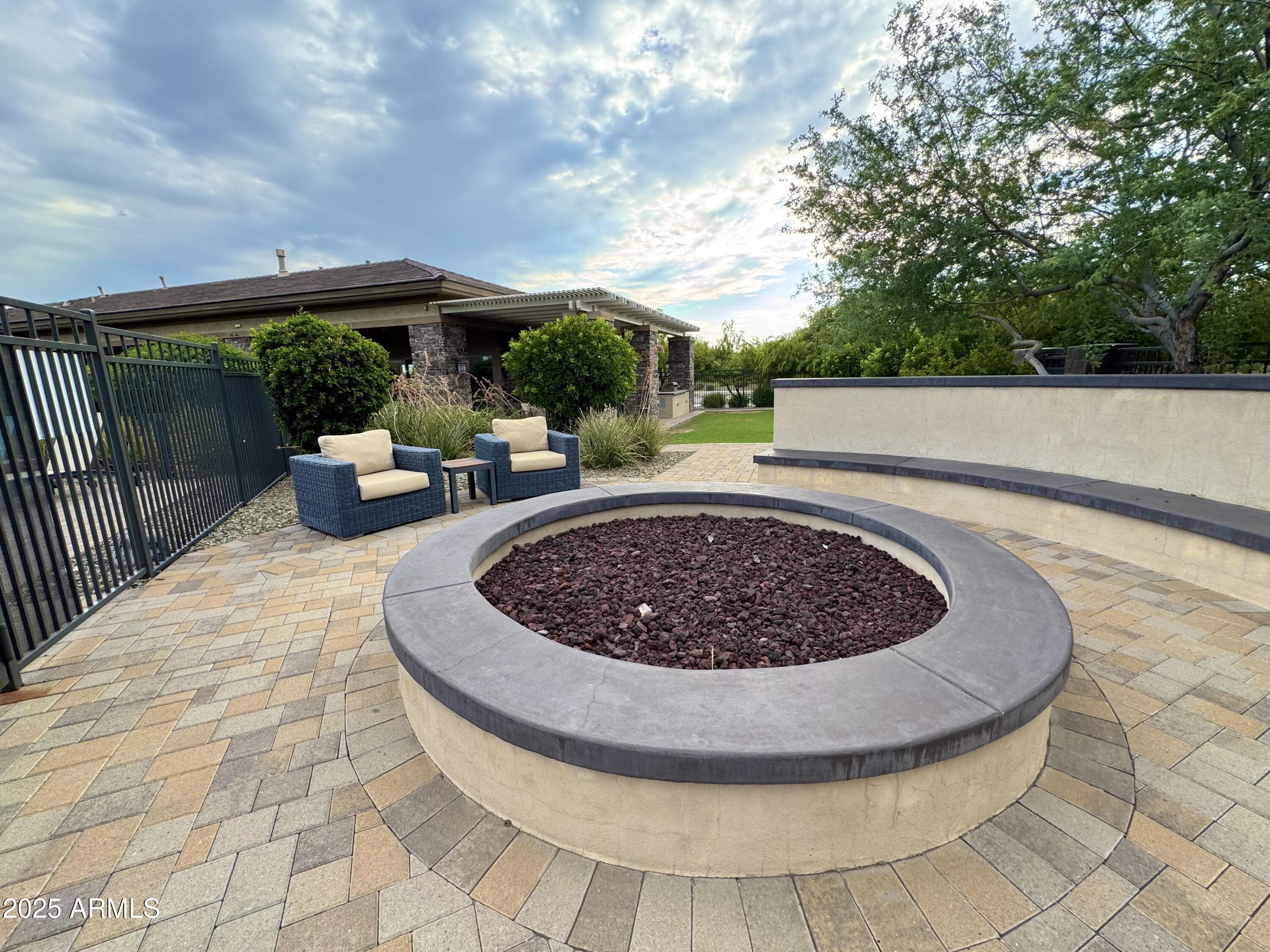 4511 E WALTER Way