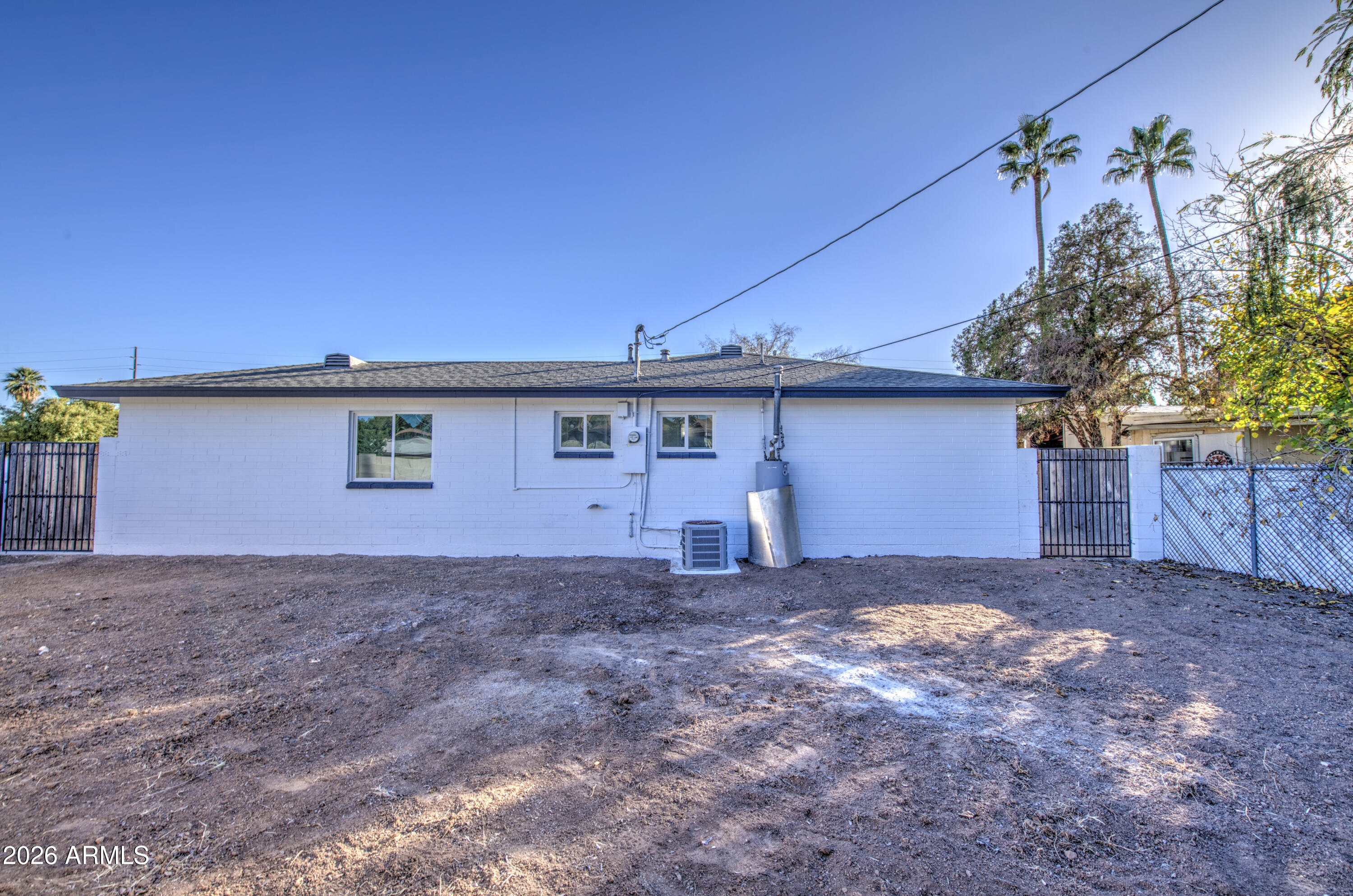2048 W CLAREMONT Street