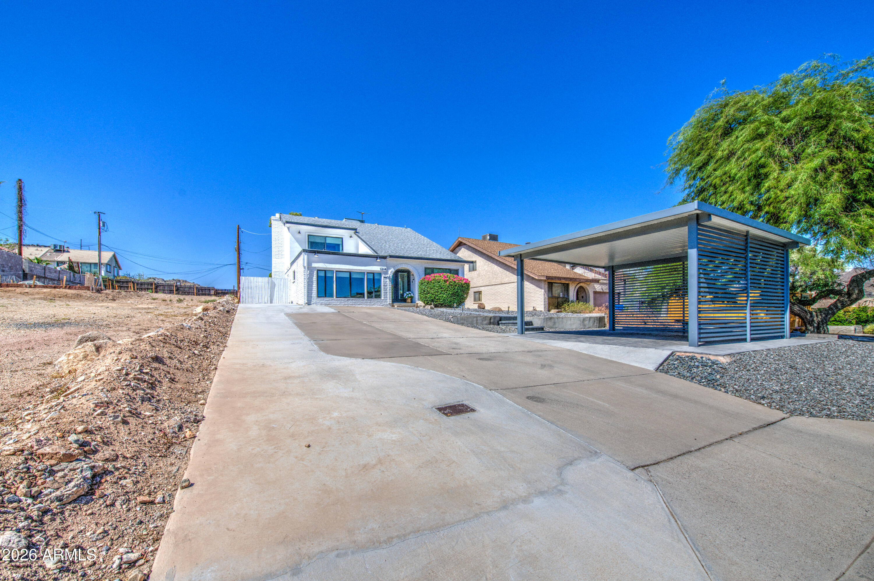 1214 E DESERT COVE Avenue
