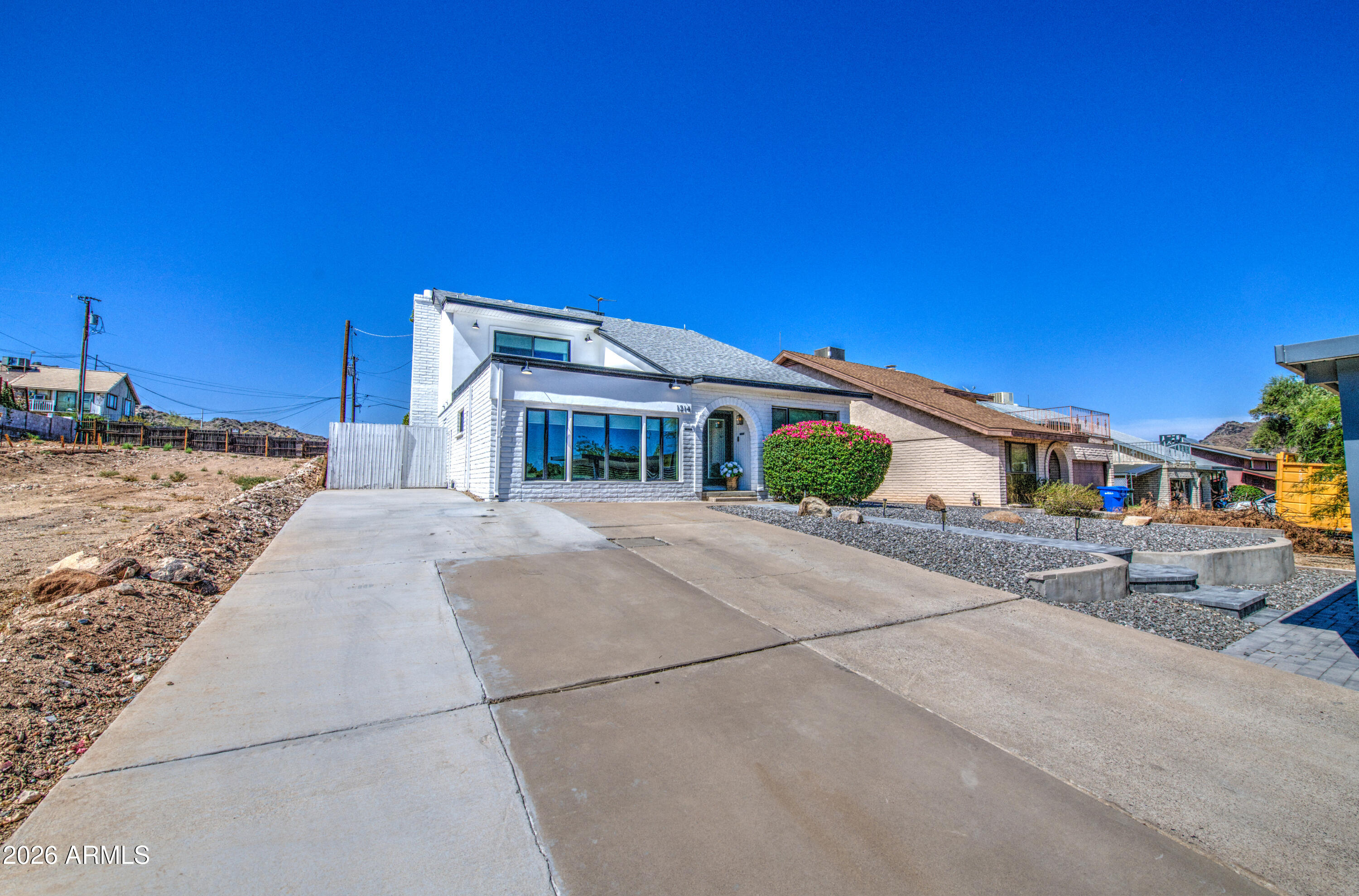 1214 E DESERT COVE Avenue