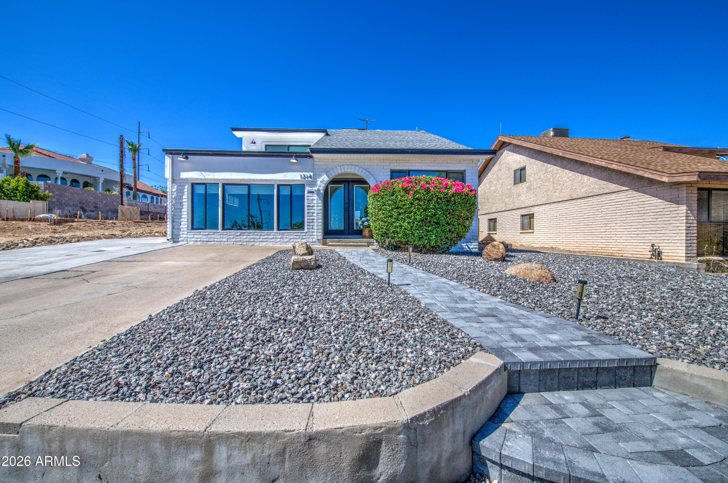 1214 E DESERT COVE Avenue