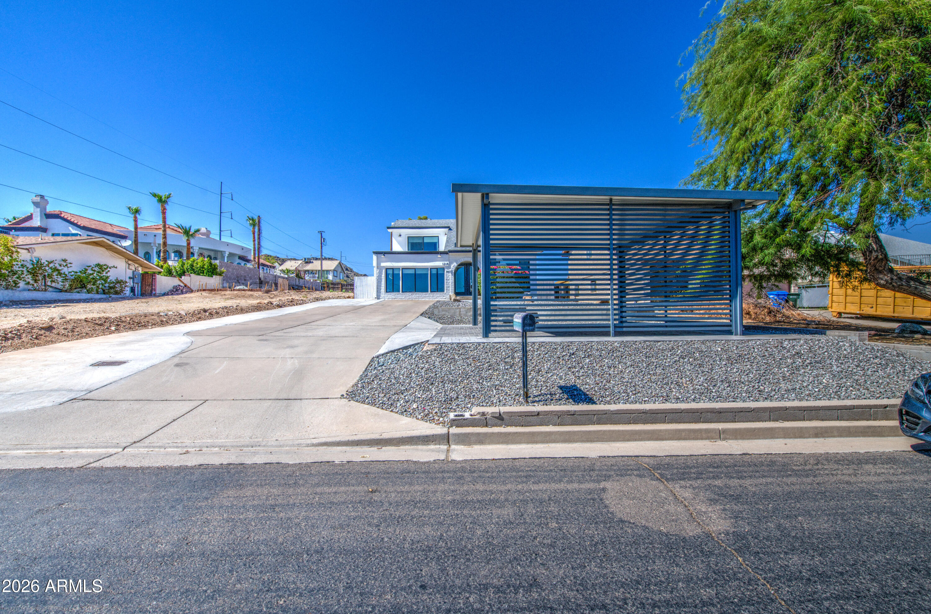1214 E DESERT COVE Avenue