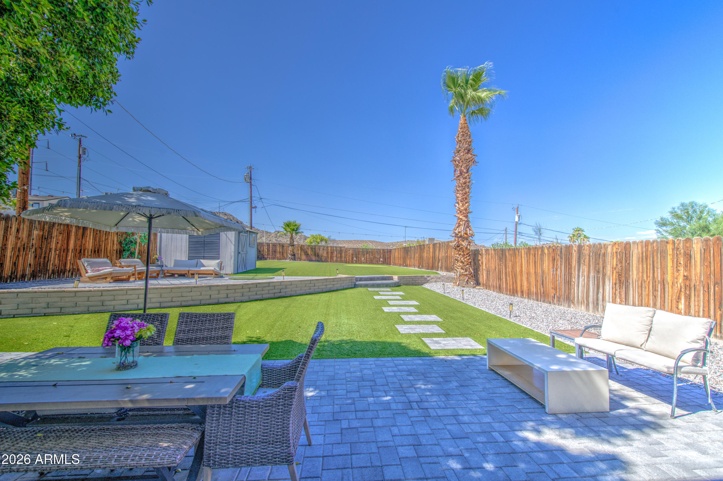 1214 E DESERT COVE Avenue