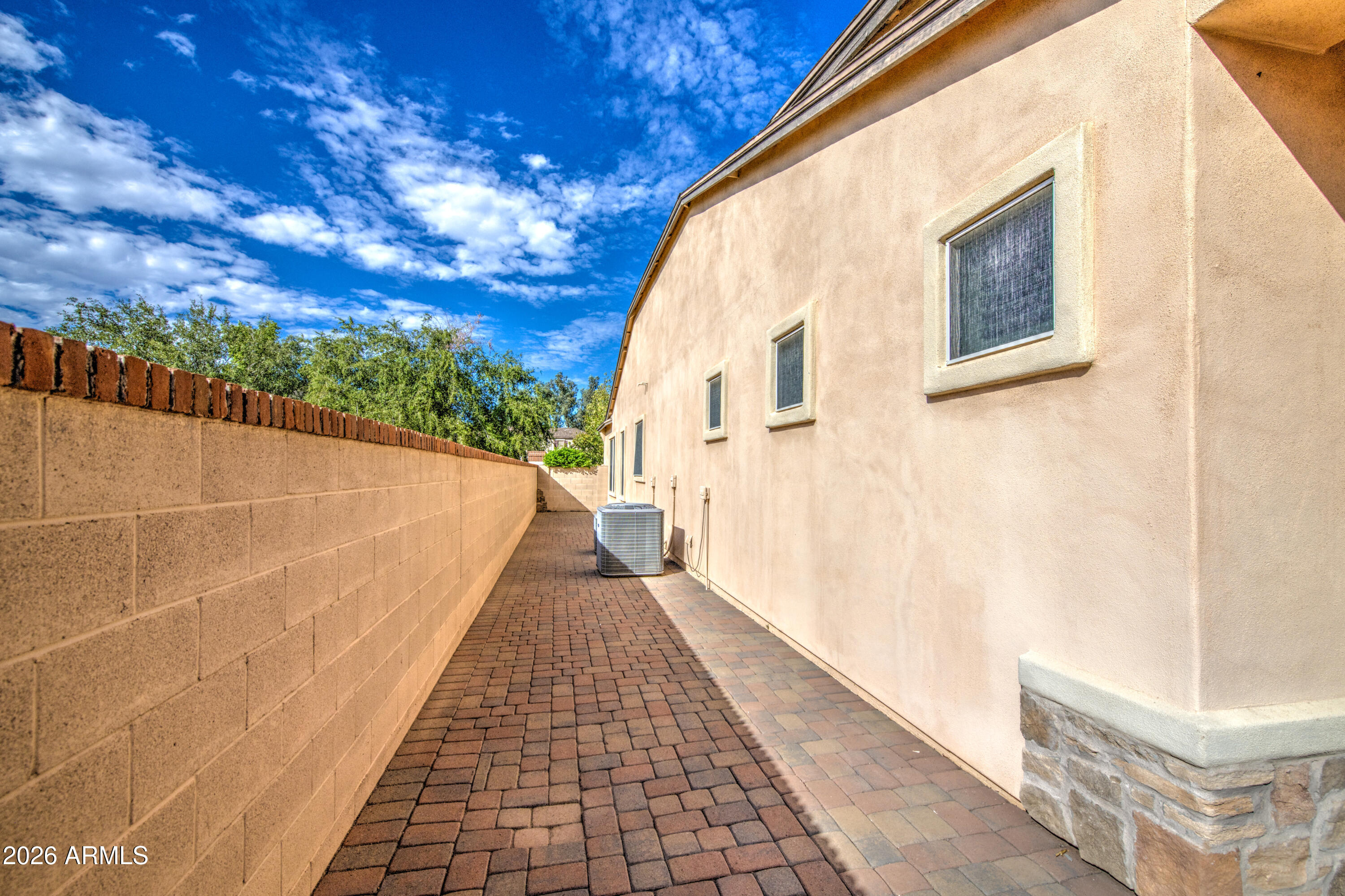 813 W CLAREMONT Street