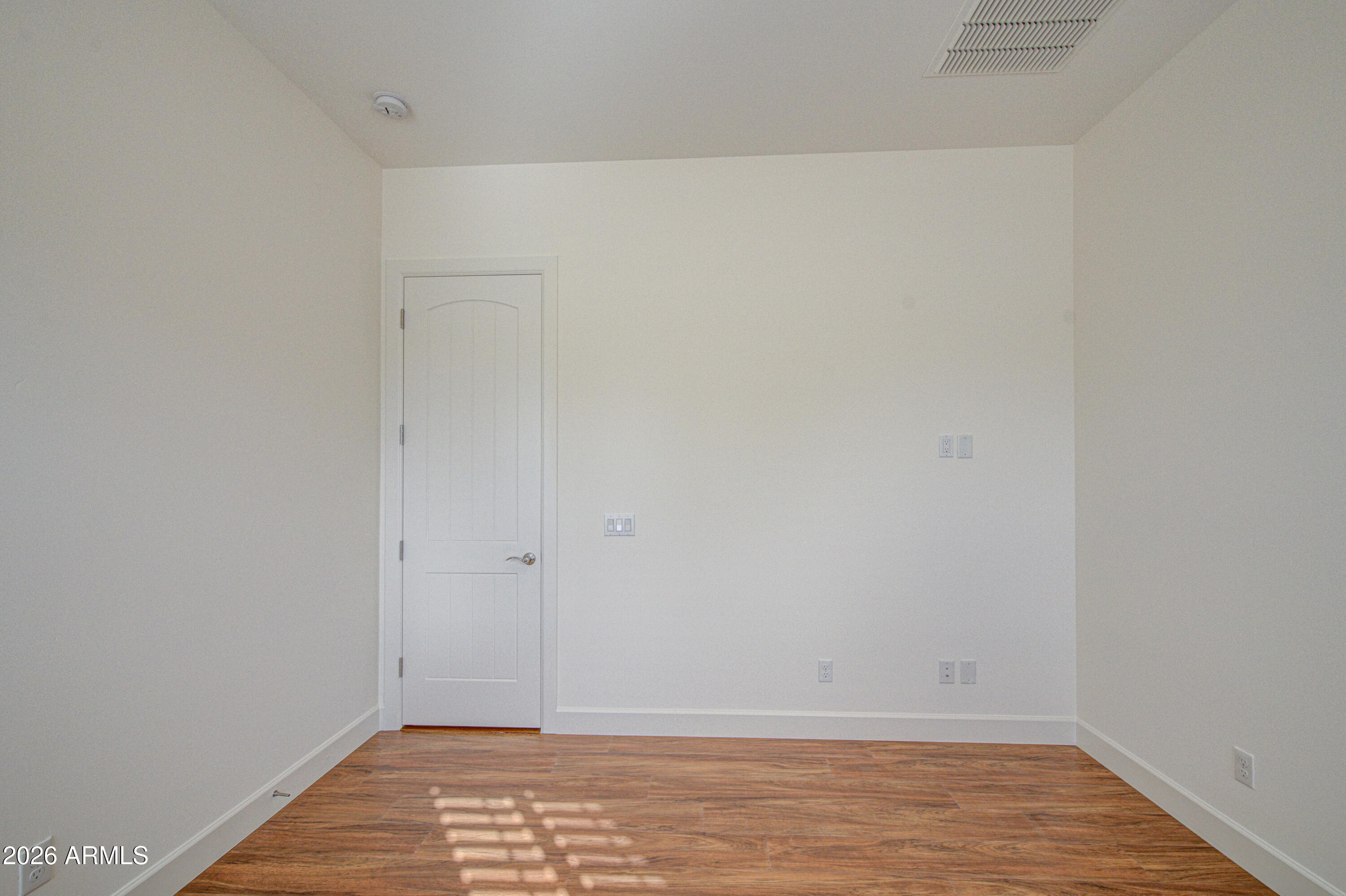813 W CLAREMONT Street
