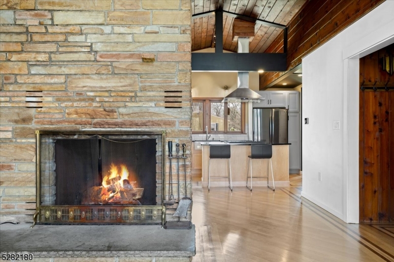 2 Laurel Dr
