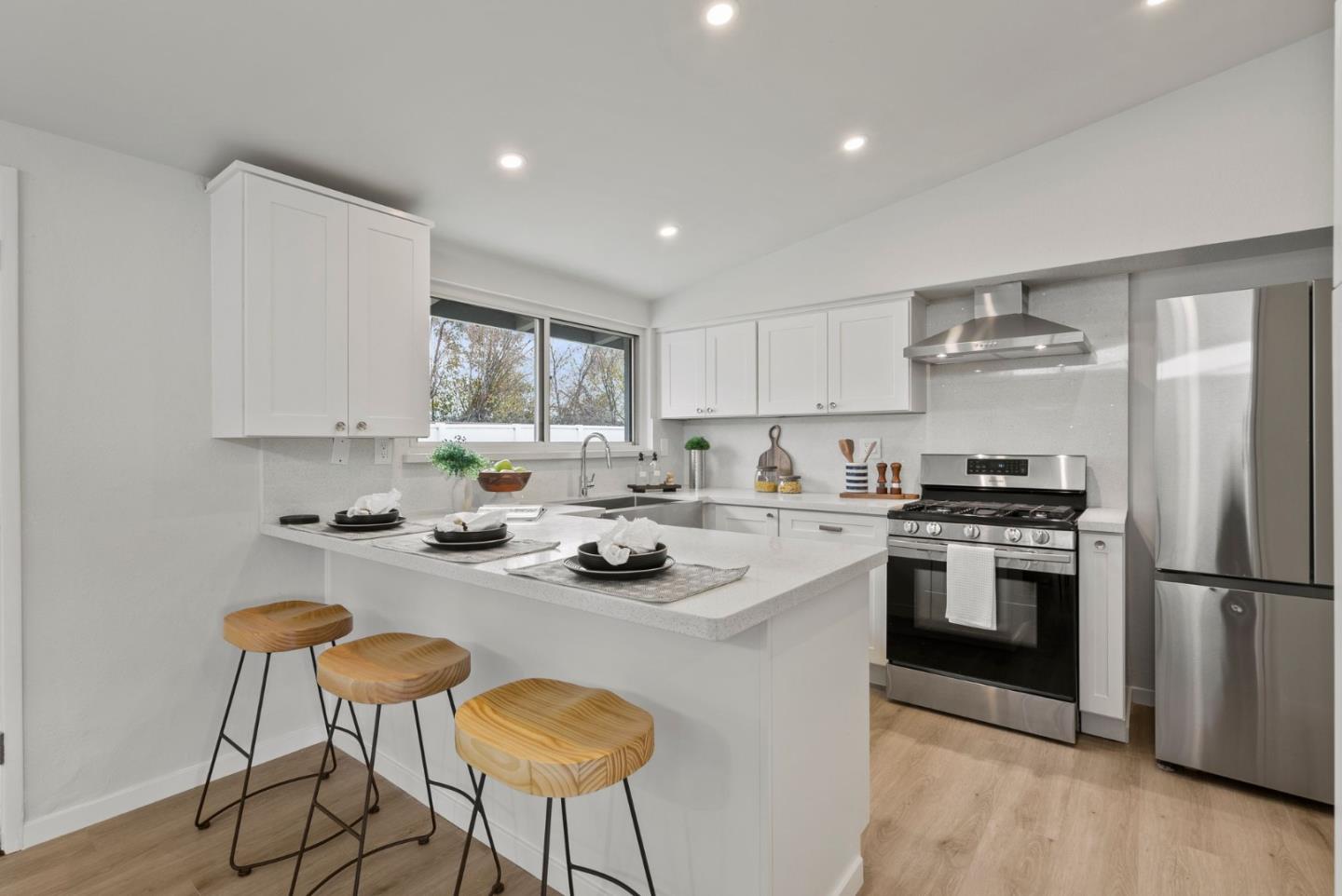 1253 Manzano WAY