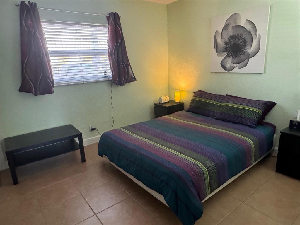 2607 NE 8th Avenue 3