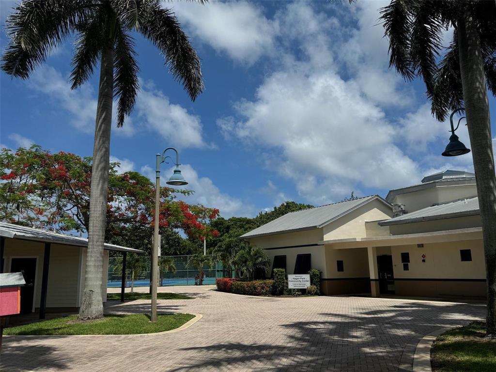 2607 NE 8th Avenue 3