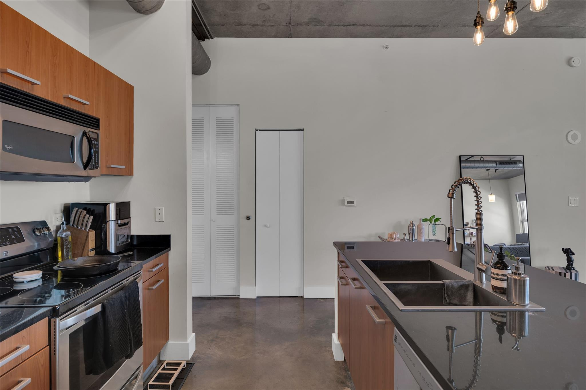 313 NE 2nd St 905