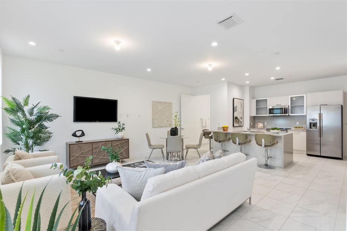 1044 NE 18th Ave 101