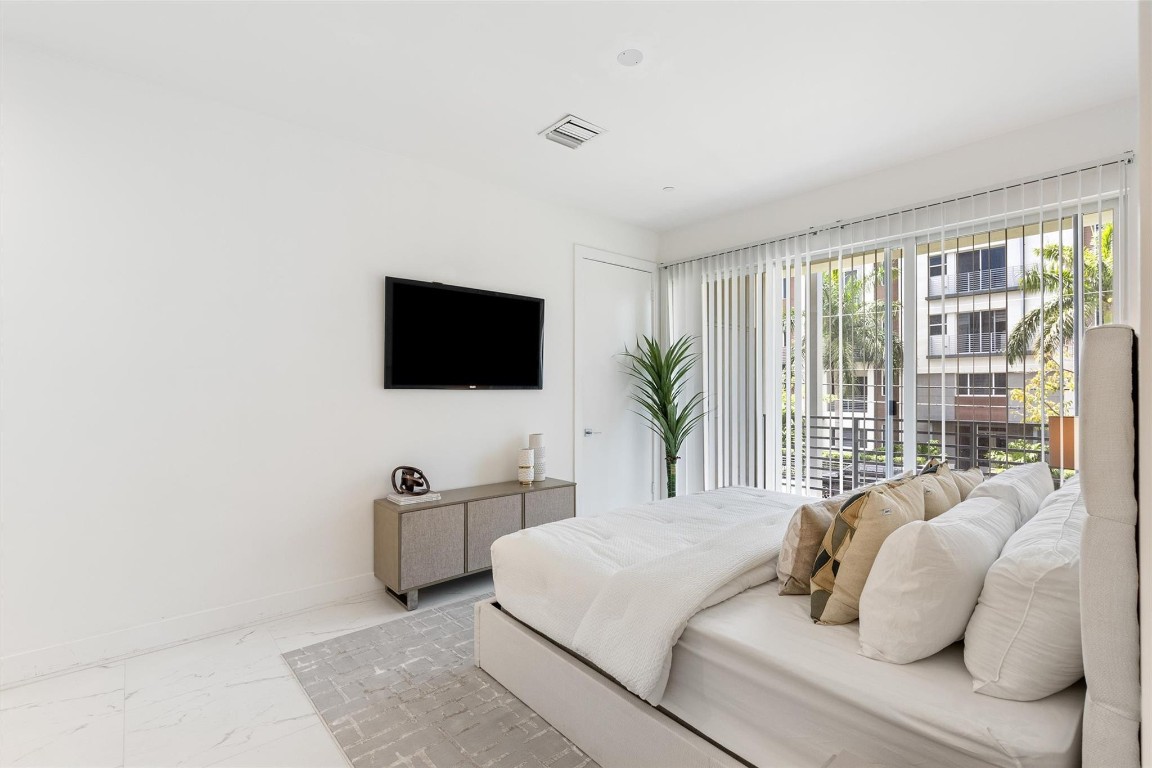 1044 NE 18th Ave 101