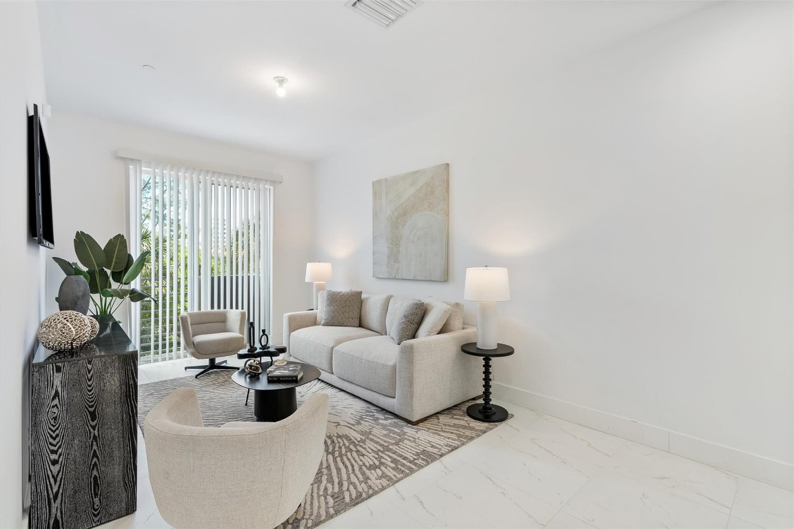 1044 NE 18th Ave 101