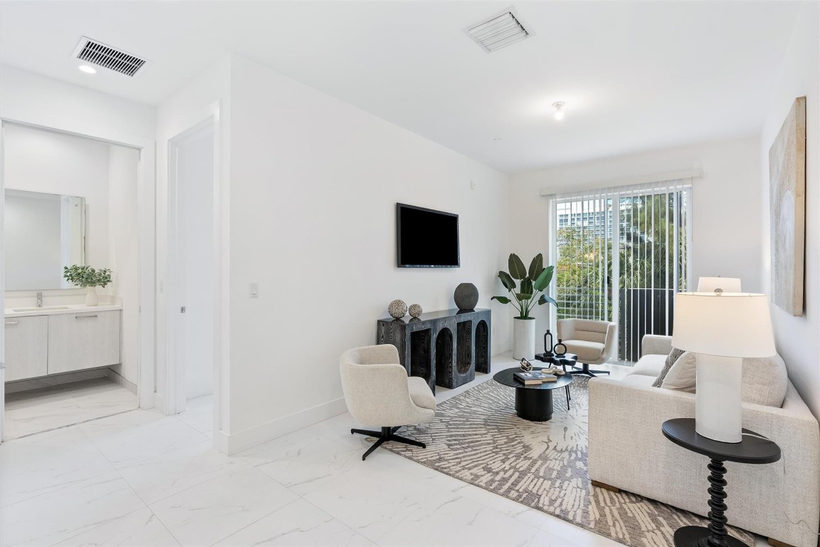 1044 NE 18th Ave 101