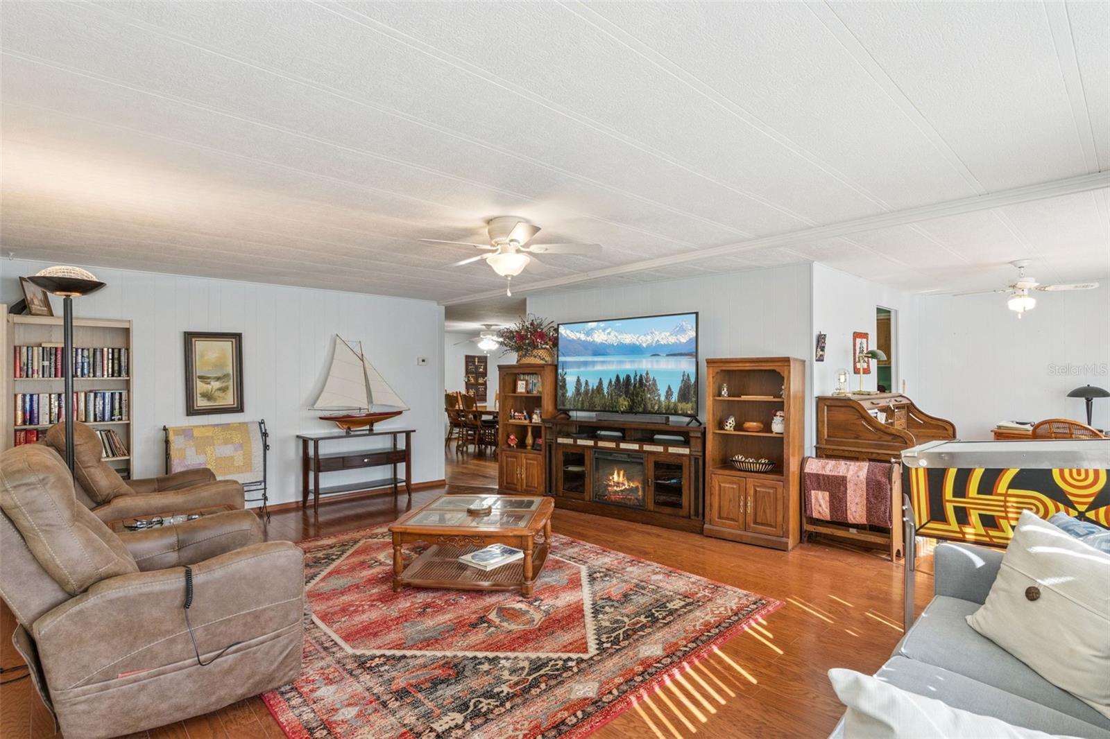 221 PINEWOOD DR