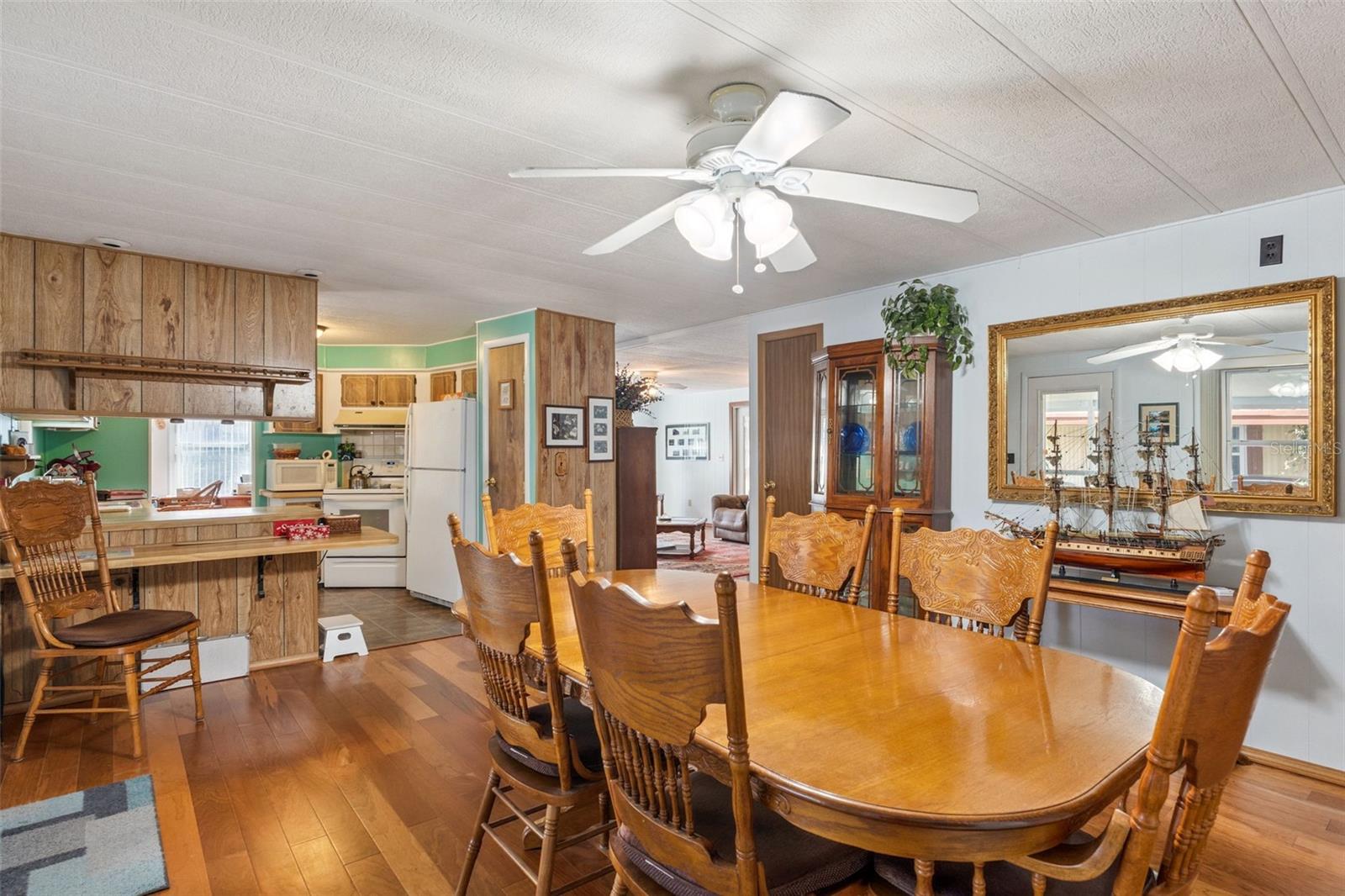 221 PINEWOOD DR