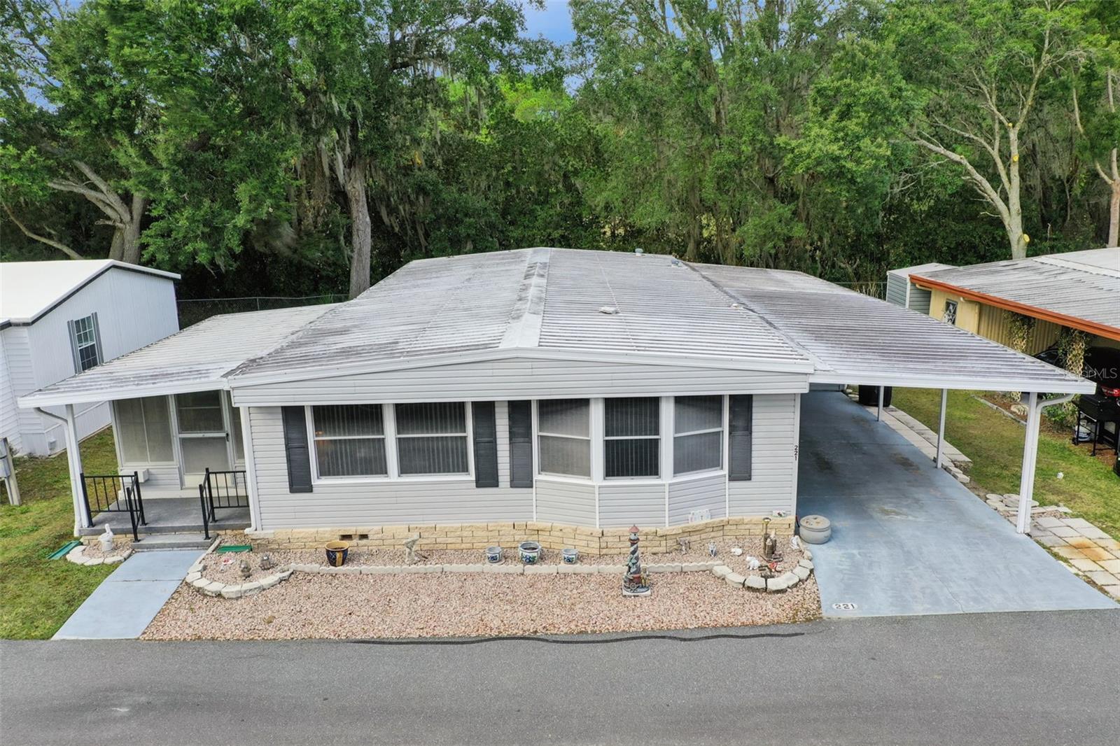 221 PINEWOOD DR
