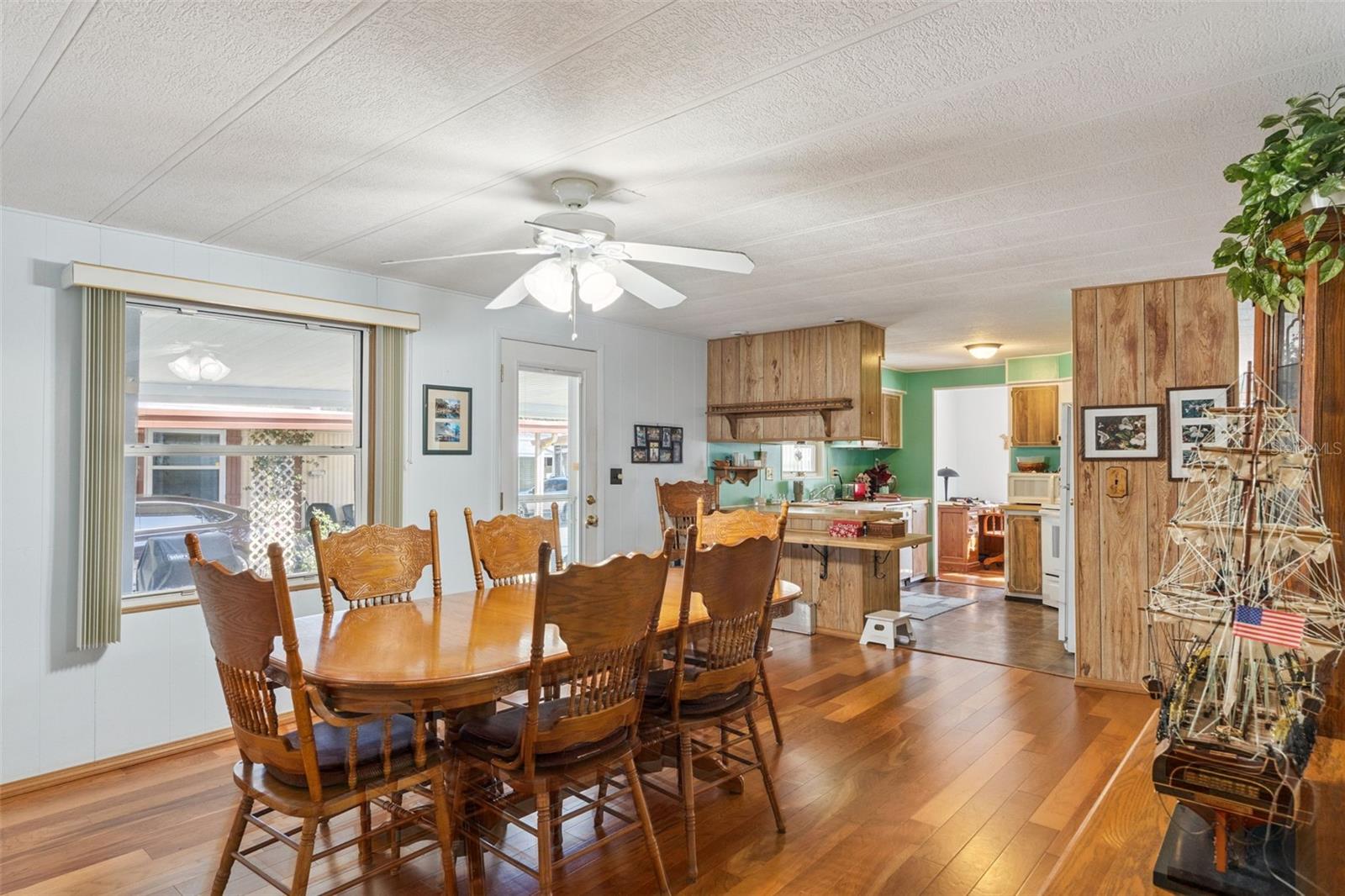 221 PINEWOOD DR