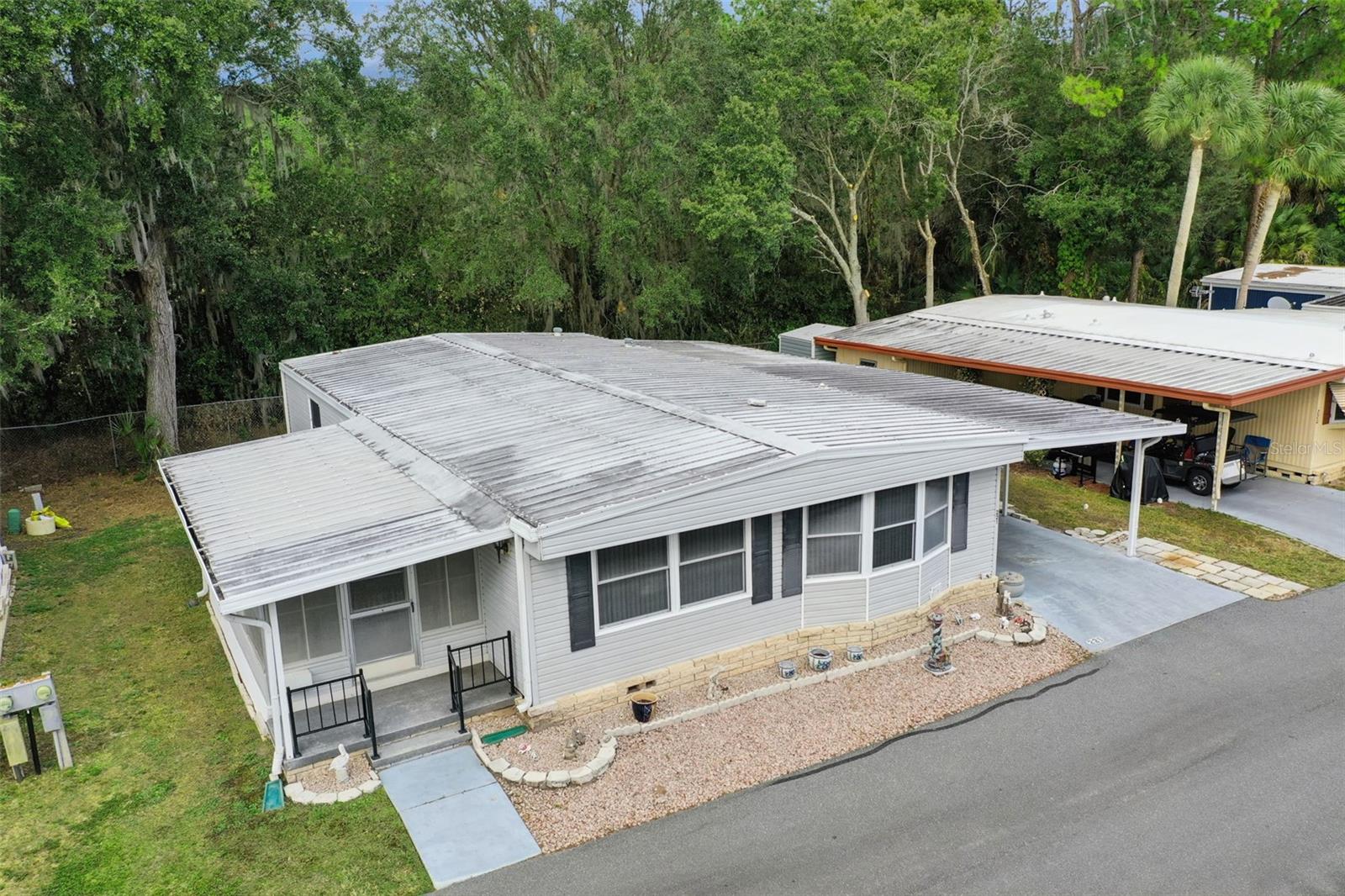 221 PINEWOOD DR