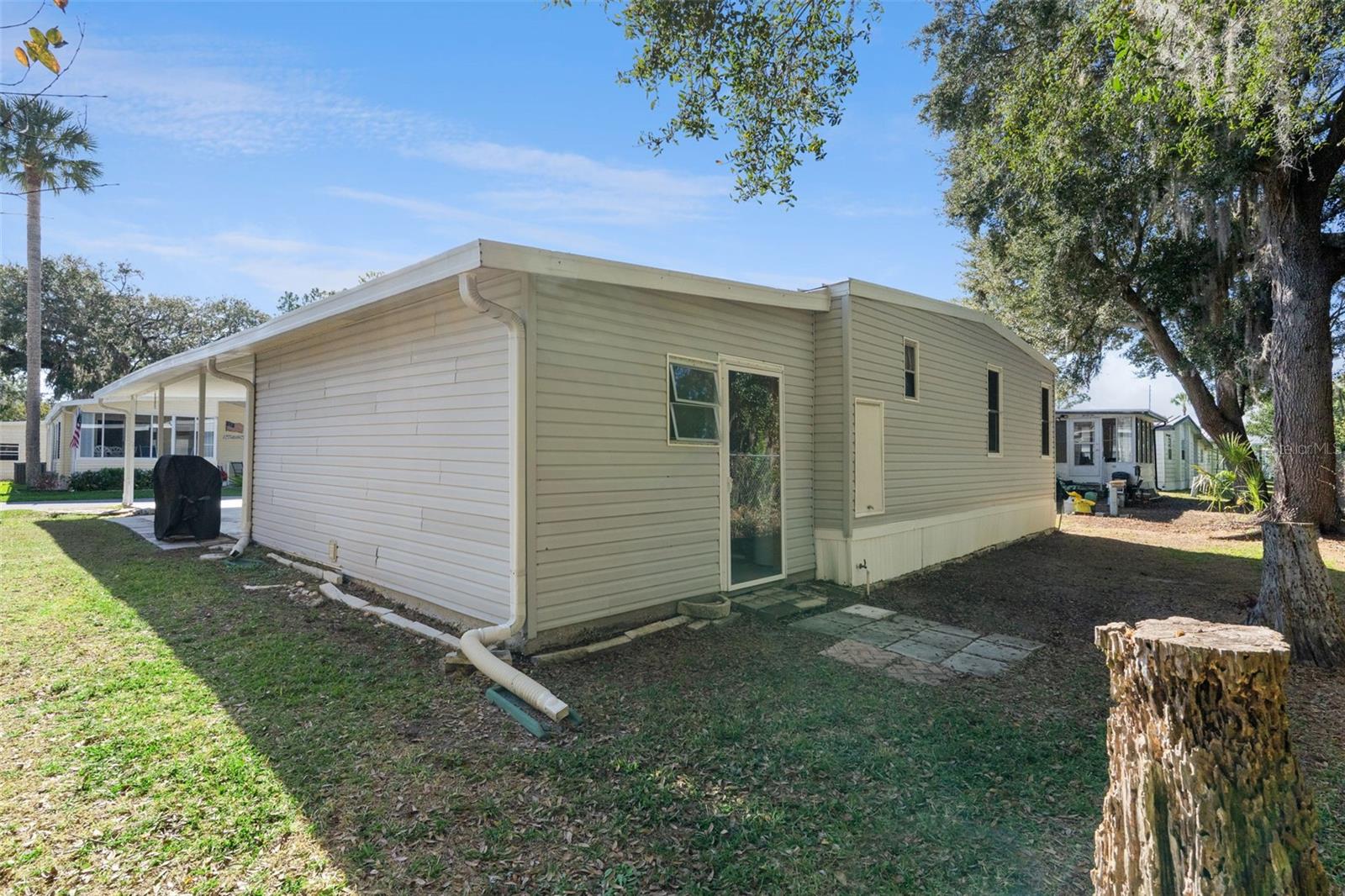 221 PINEWOOD DR