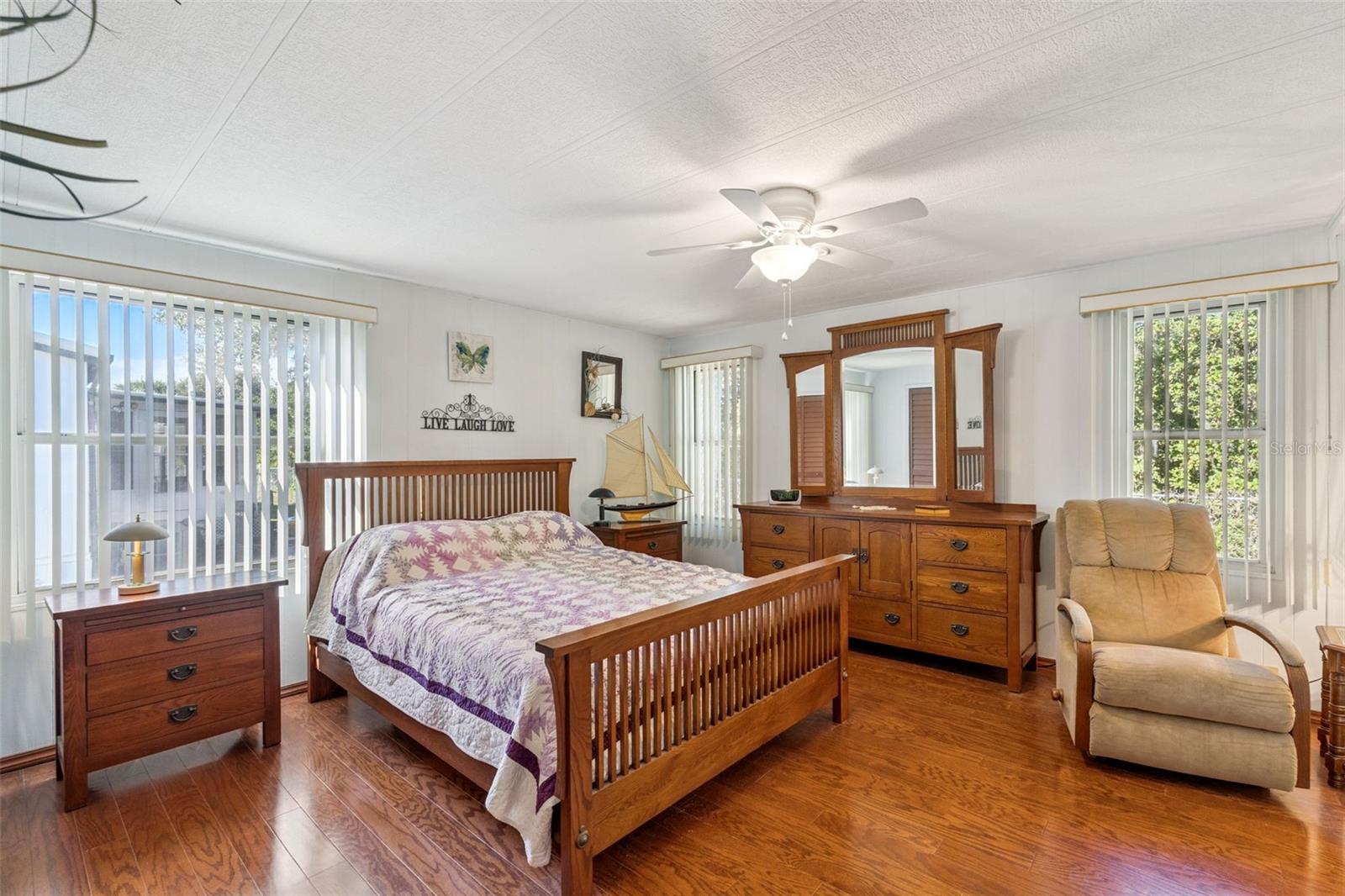 221 PINEWOOD DR