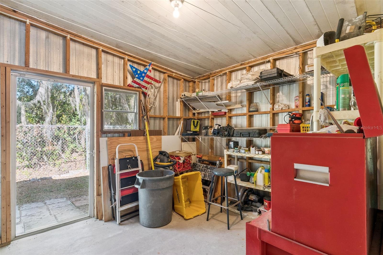 221 PINEWOOD DR