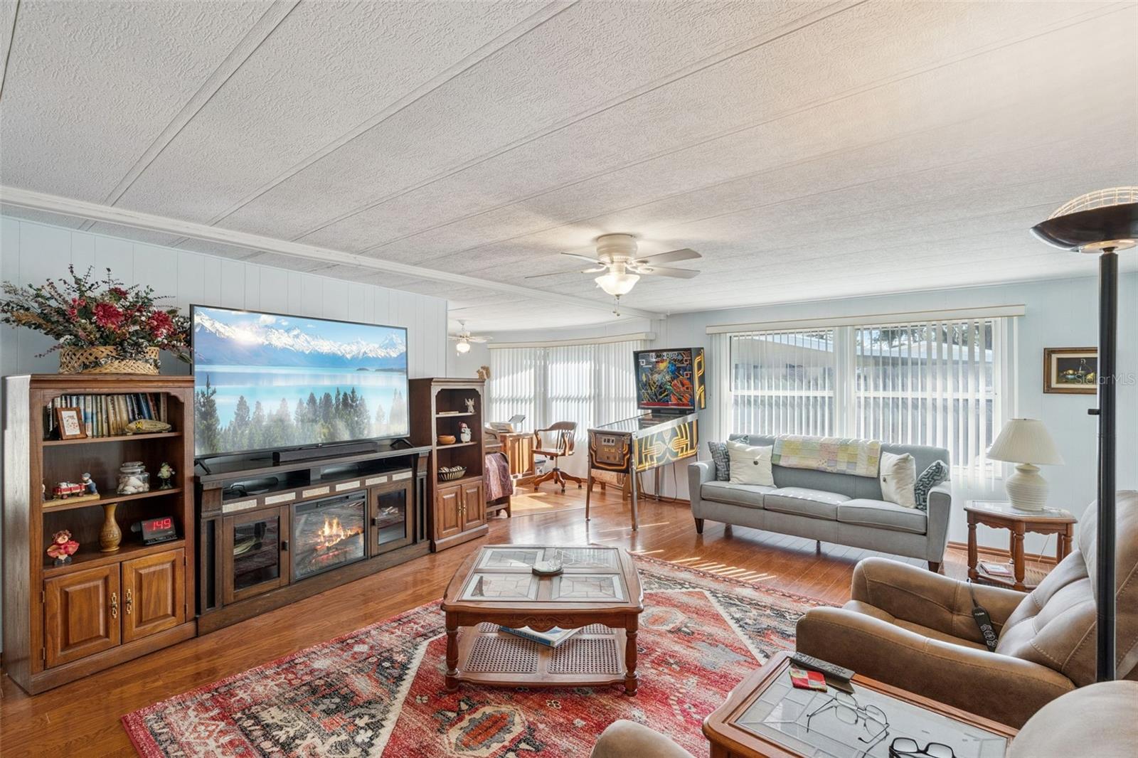 221 PINEWOOD DR