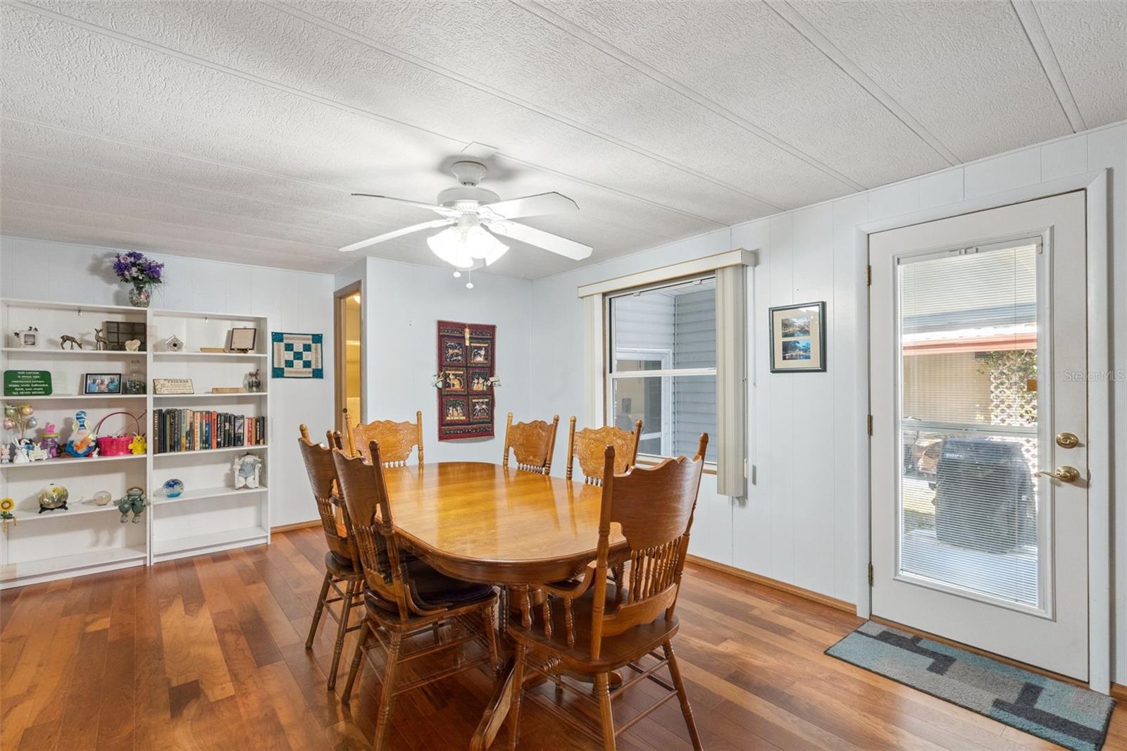 221 PINEWOOD DR