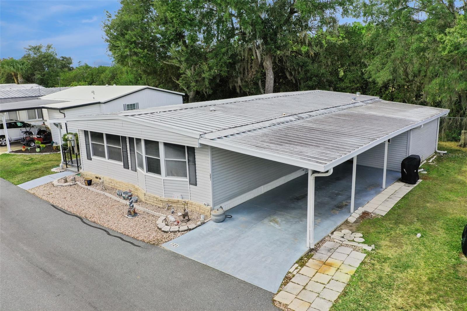 221 PINEWOOD DR