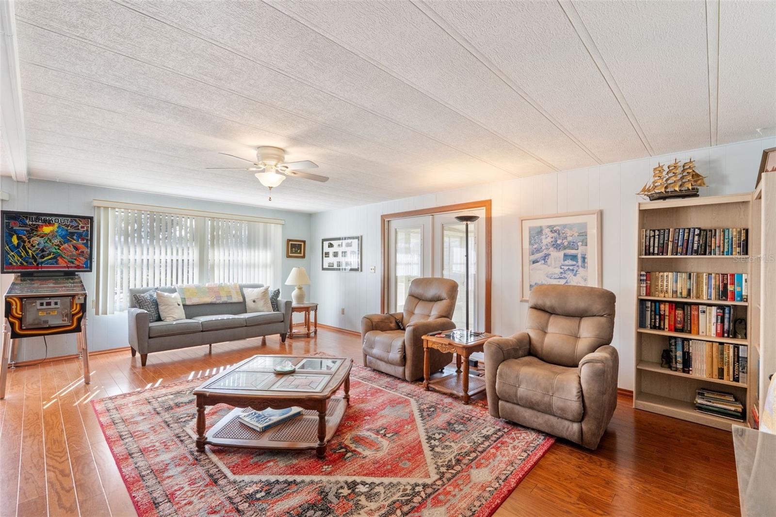 221 PINEWOOD DR