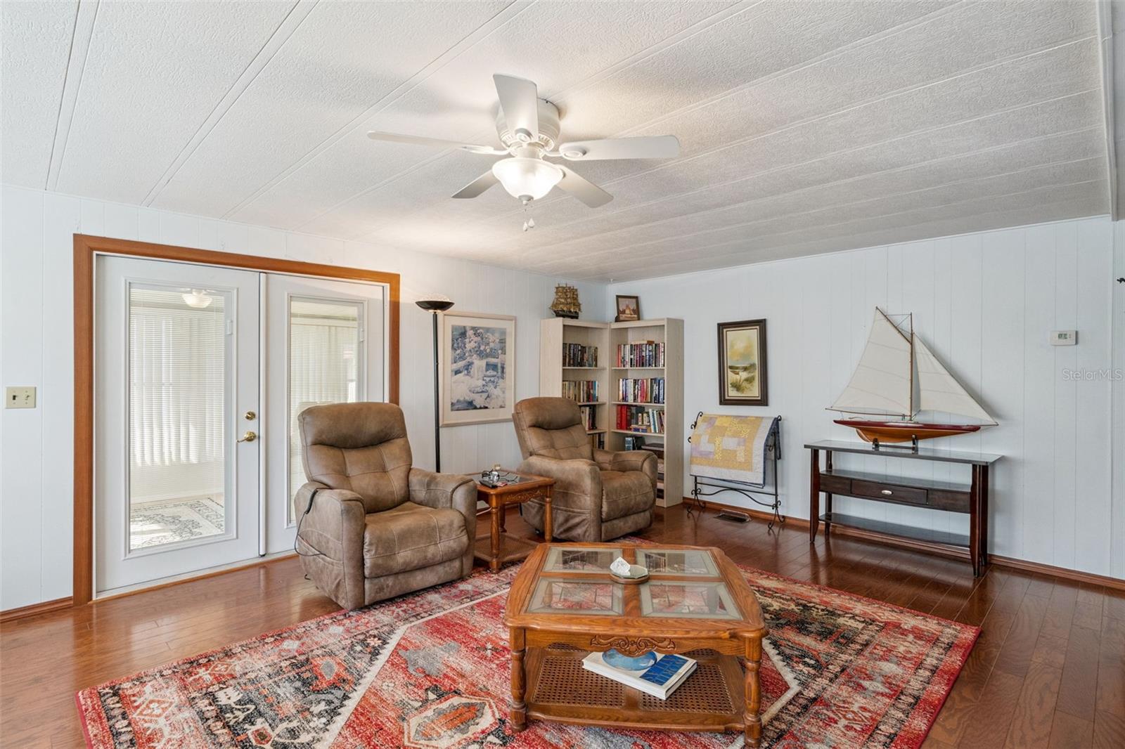 221 PINEWOOD DR