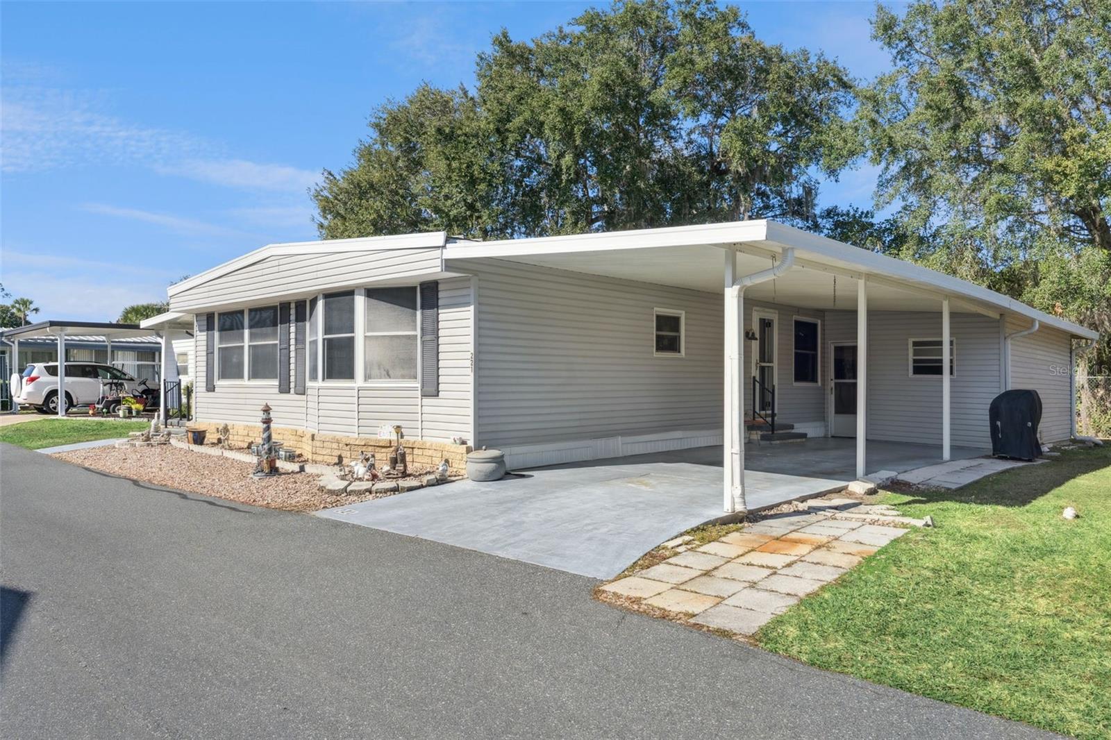 221 PINEWOOD DR
